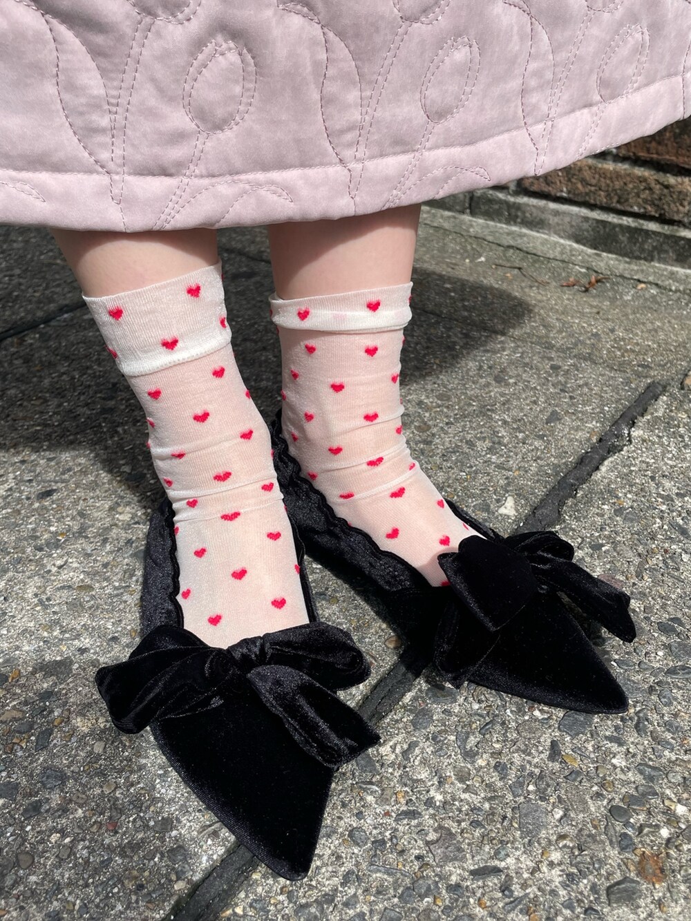 ピンク系のスカート、ブラック系のパンプス、ブラック系のトートバッグを着用したレディースの秋コーディネートの7枚目の写真