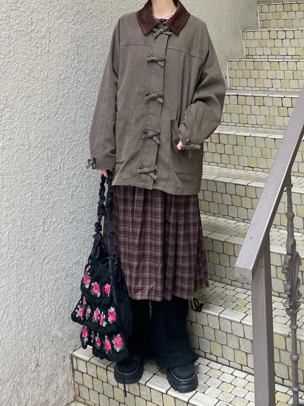 ブラック系のサンダル、ブラウン系のワンピース、ブラウン系のブルゾンを着用したレディースの秋コーディネートの2枚目の写真