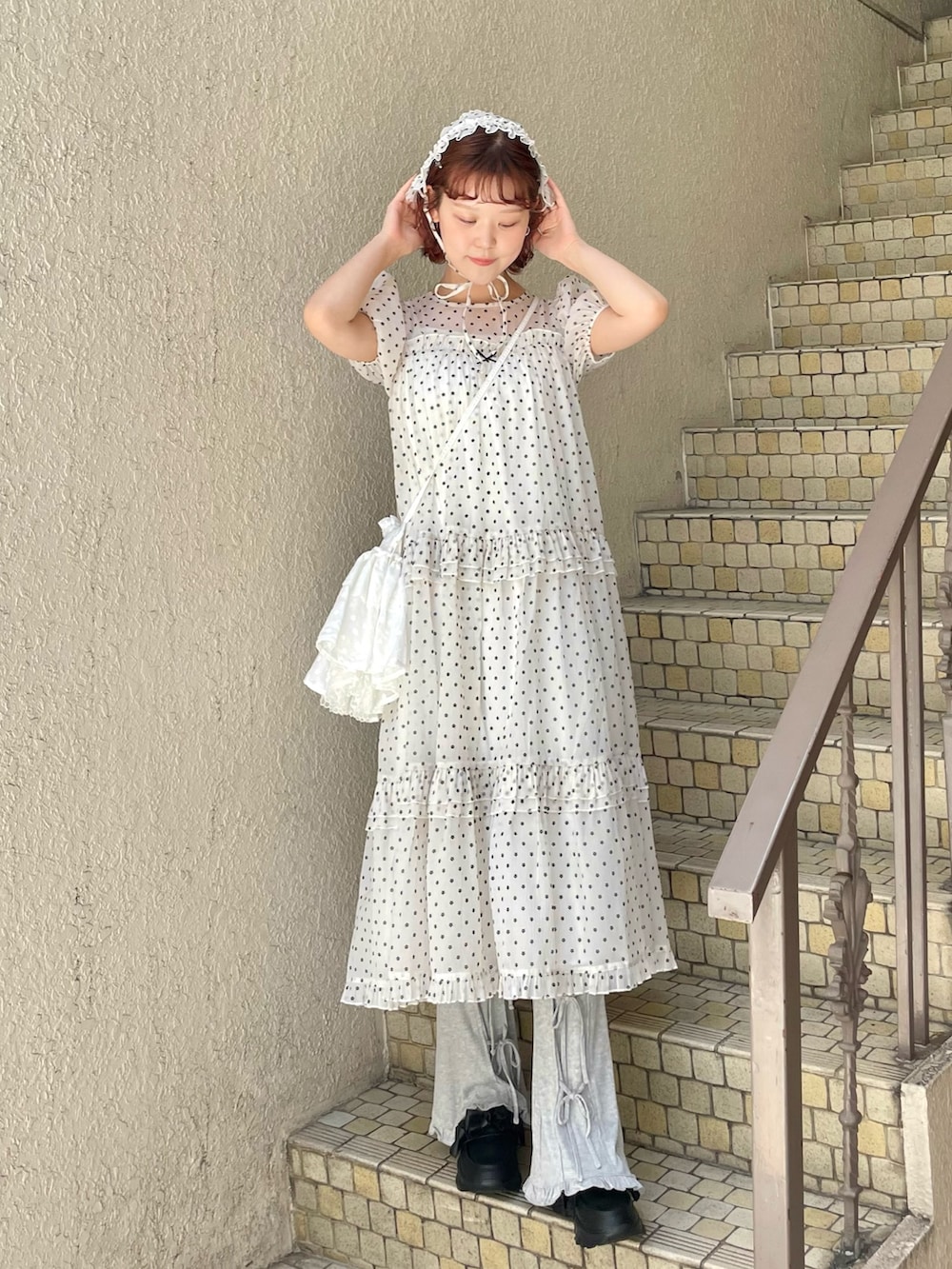 ホワイト系のワンピース、ホワイト系のショルダーバッグ、グレー系のその他パンツを着用したレディースの春コーディネートの2枚目の写真