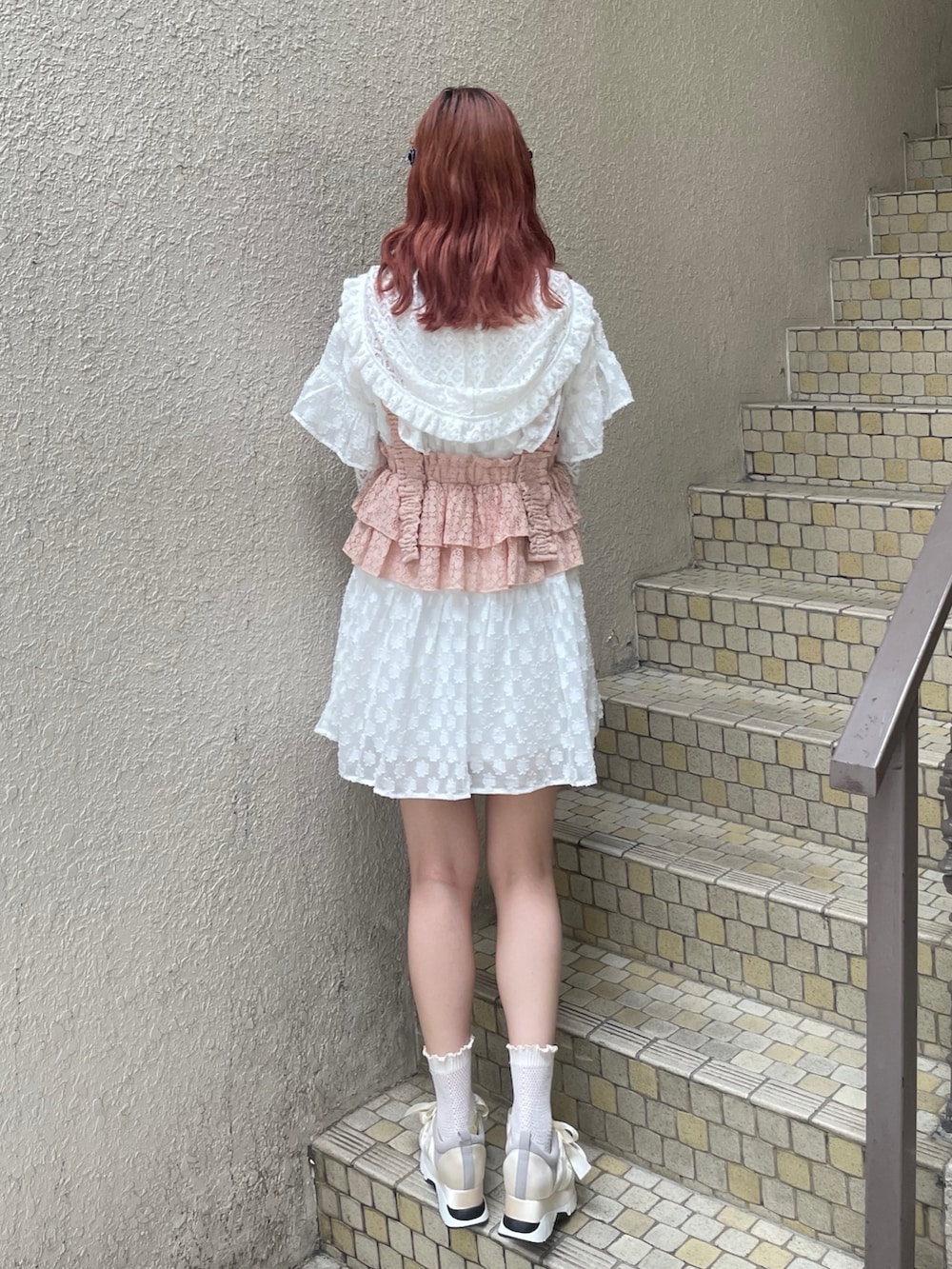 ホワイト系のワンピース、ピンク系のキャミソール、ホワイト系のTシャツ/カットソーを着用したレディースの夏コーディネートの3枚目の写真