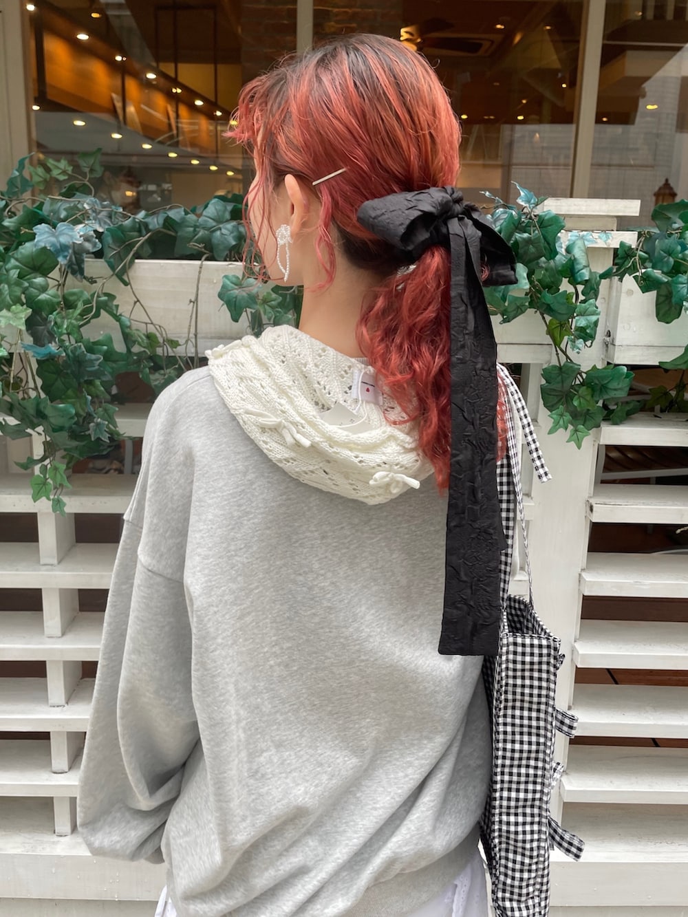 ブラック系のスニーカー、ブラック系のトートバッグ、グレー系のスウェットを着用したレディースの冬コーディネートの4枚目の写真