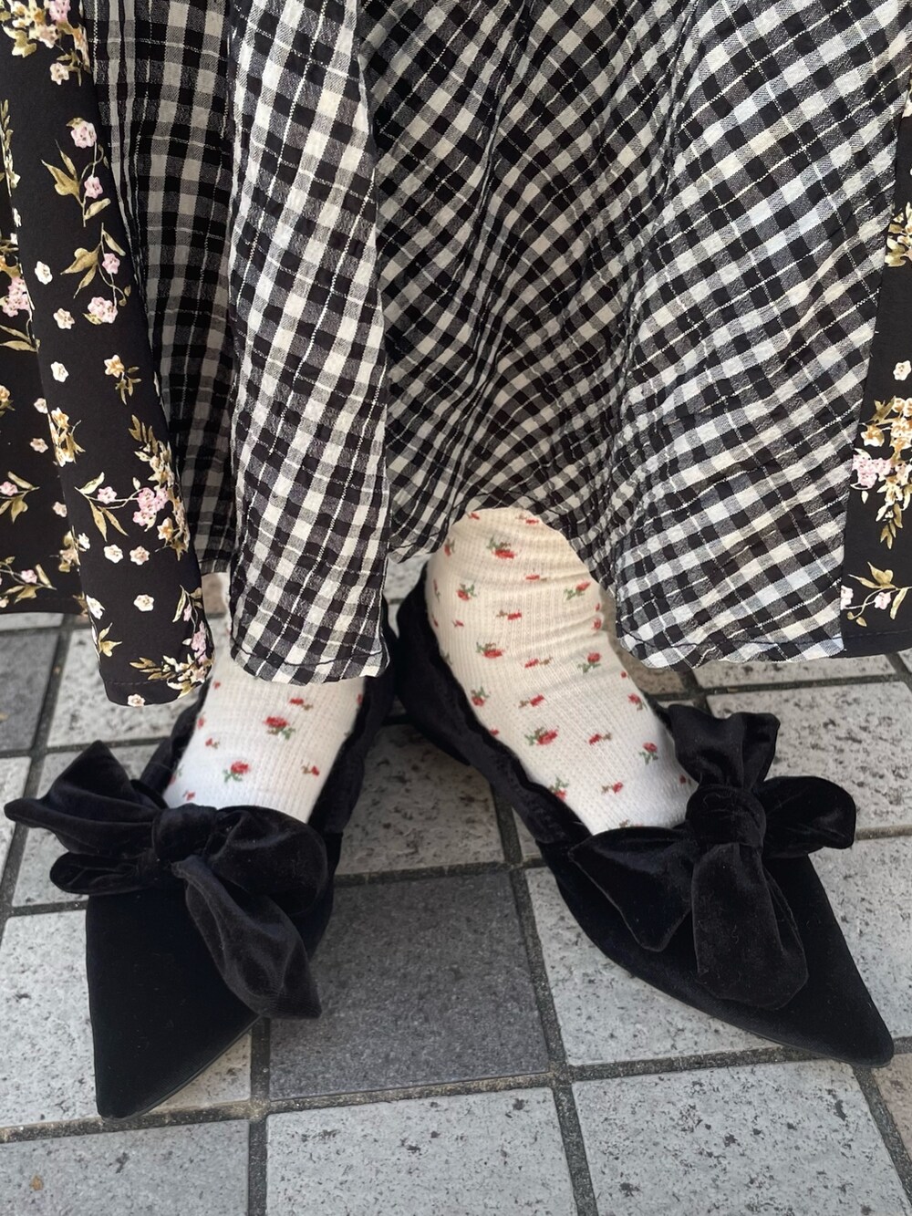 ホワイト系のシャツ/ブラウス、ブラック系のスカート、ブラック系のパンプスを着用したレディースの秋コーディネートの6枚目の写真