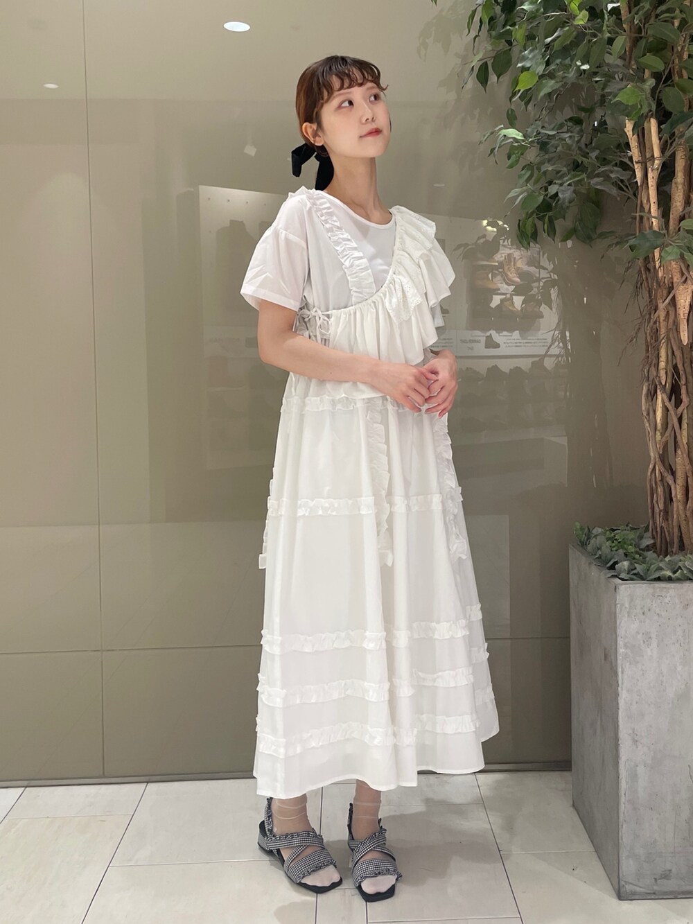 ホワイト系のワンピース、ブラック系のサンダル、ホワイト系の付け襟を着用したレディースの夏コーディネートの2枚目の写真