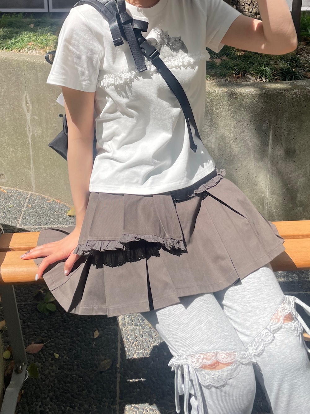 グレー系のスウェットパンツ、ホワイト系のTシャツ/カットソー、グレー系のスカートを着用したレディースの春コーディネートの6枚目の写真