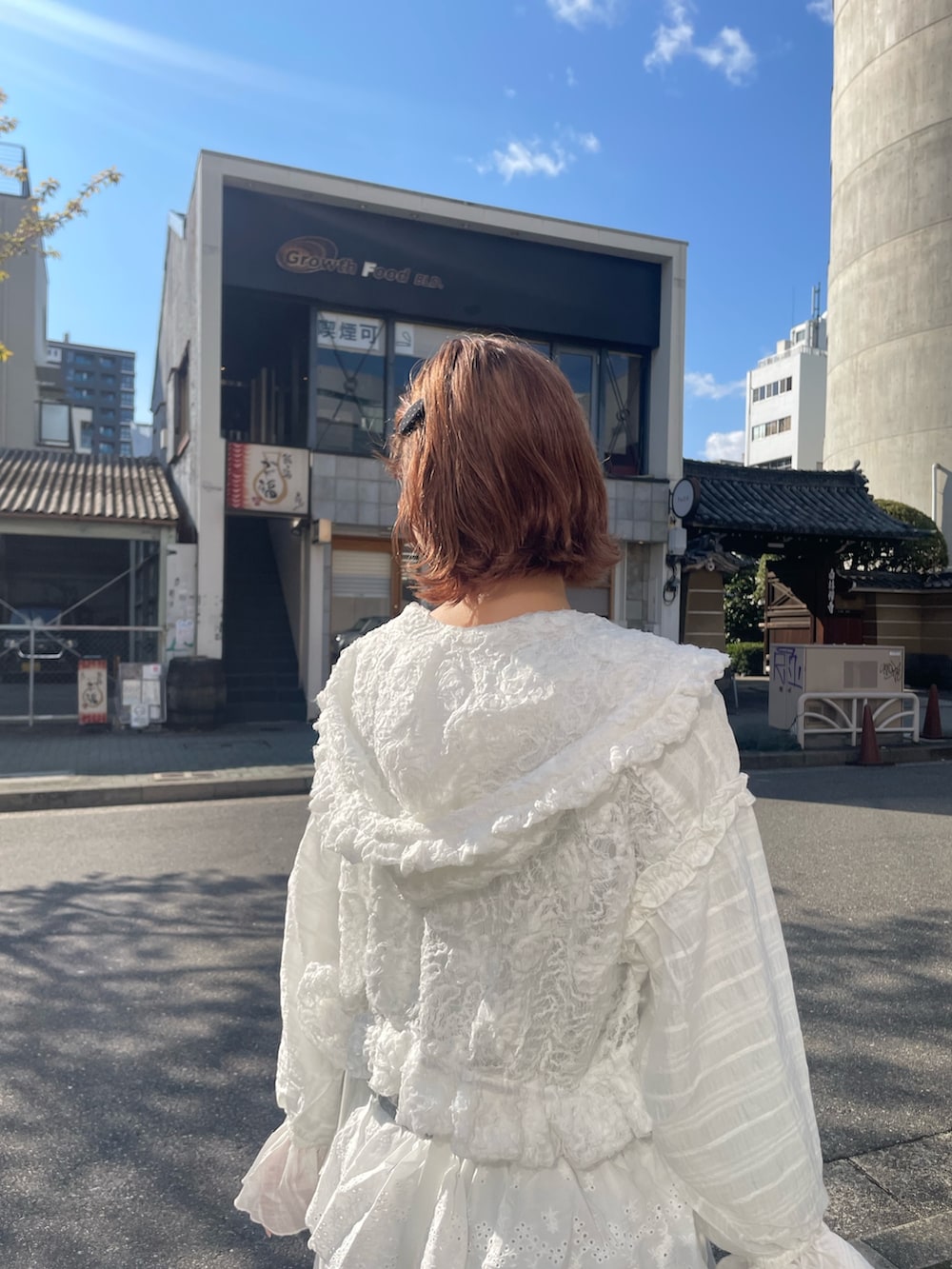 グレー系のスウェットパンツ、ホワイト系のブルゾン、グリーン系のTシャツ/カットソーを着用したレディースの春コーディネートの6枚目の写真