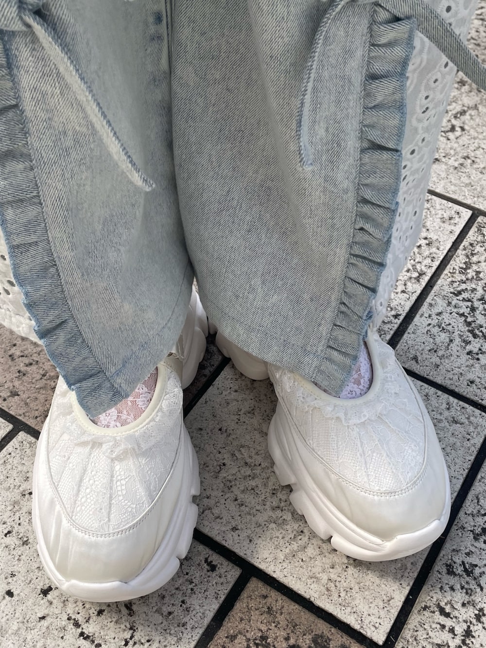 ホワイト系のキャミソール、グレー系のジャージ、ホワイト系のスニーカーを着用したレディースの春コーディネートの9枚目の写真