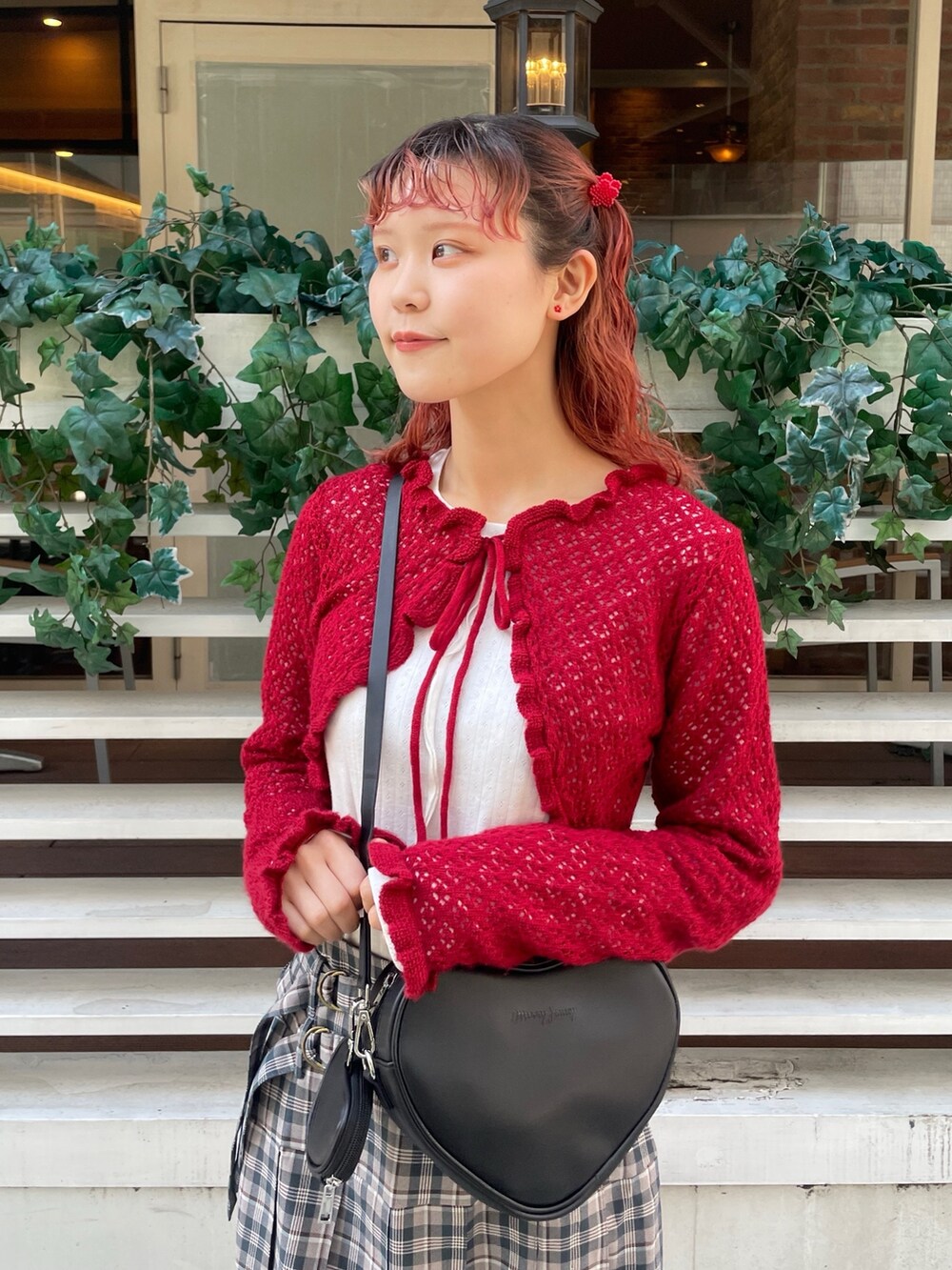 ブラック系のスニーカー、ホワイト系のTシャツ/カットソー、レッド系のカーディガン/ボレロを着用したレディースの春コーディネートの4枚目の写真