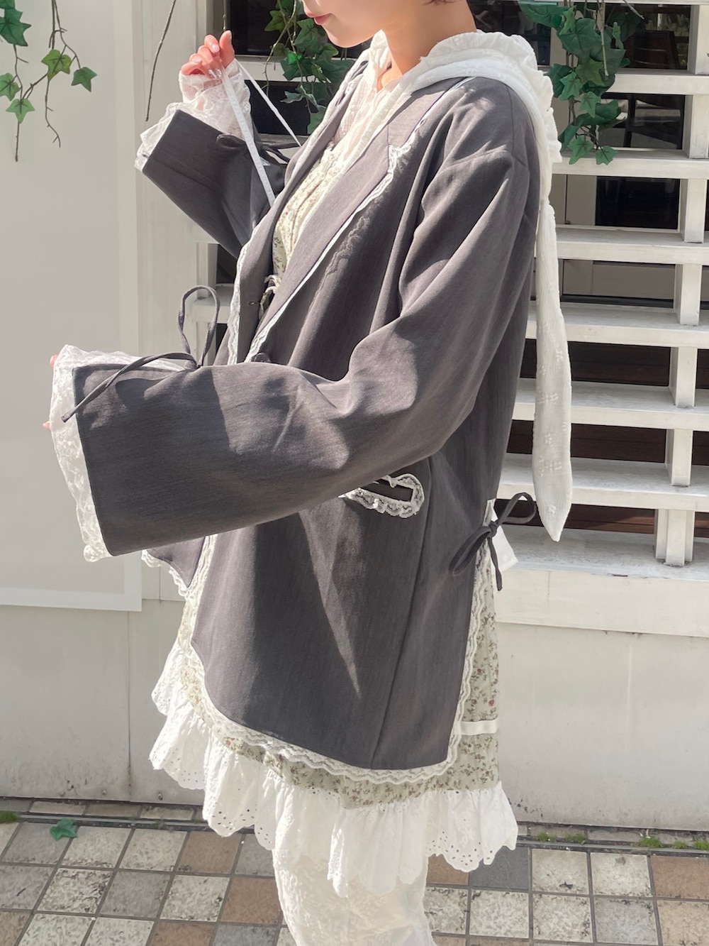 ホワイト系のその他パンツ、グレー系のテーラードジャケット、ホワイト系のTシャツ/カットソーを着用したレディースの冬コーディネートの6枚目の写真