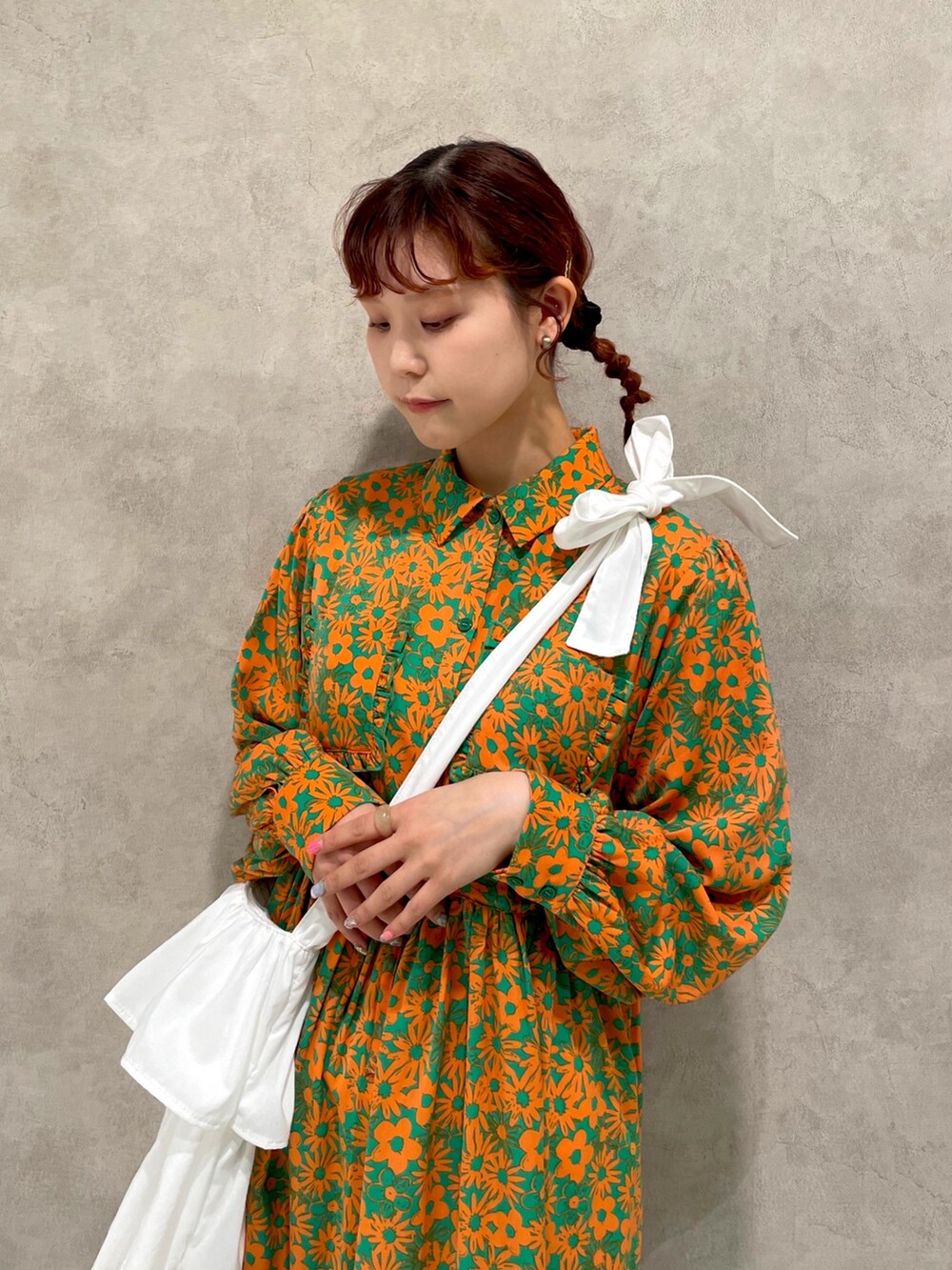 ブラック系のブーツ、グリーン系のワンピース、ホワイト系のトートバッグを着用したレディースの冬コーディネートの4枚目の写真