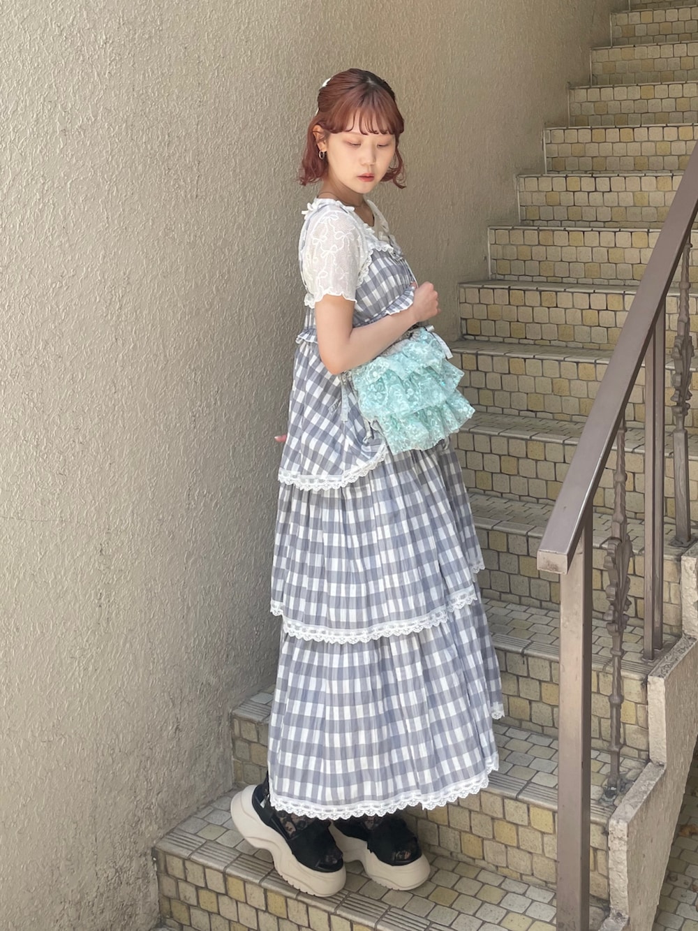 ホワイト系のTシャツ/カットソー、ブラック系のサンダル、グレー系のワンピースを着用したレディースの春コーディネートの3枚目の写真