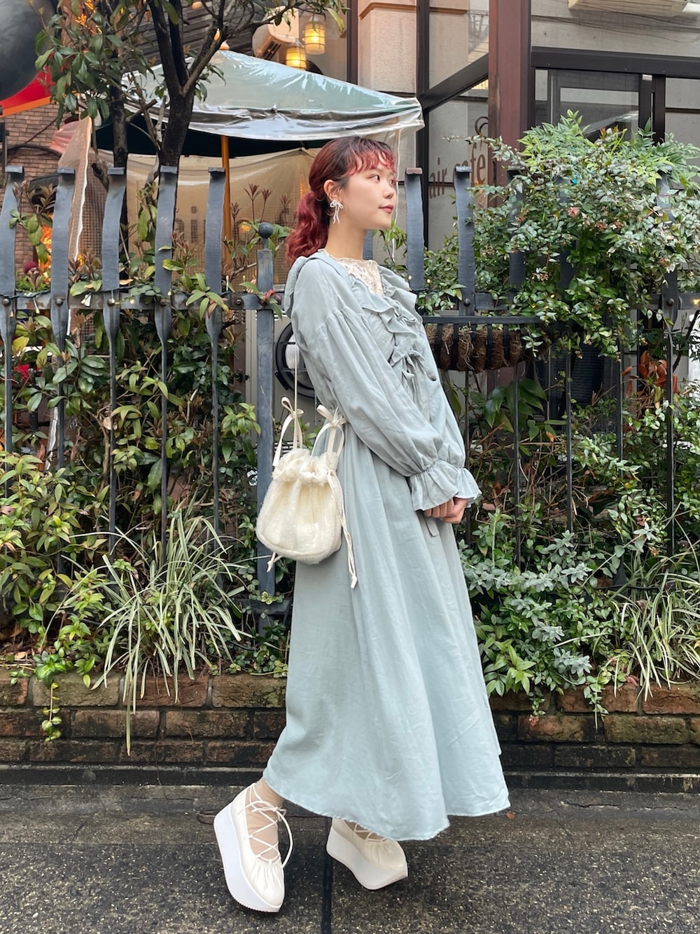 ホワイト系のバレエシューズ、ホワイト系のショルダーバッグ、ホワイト系のTシャツ/カットソーを着用したレディースの春コーディネートの2枚目の写真