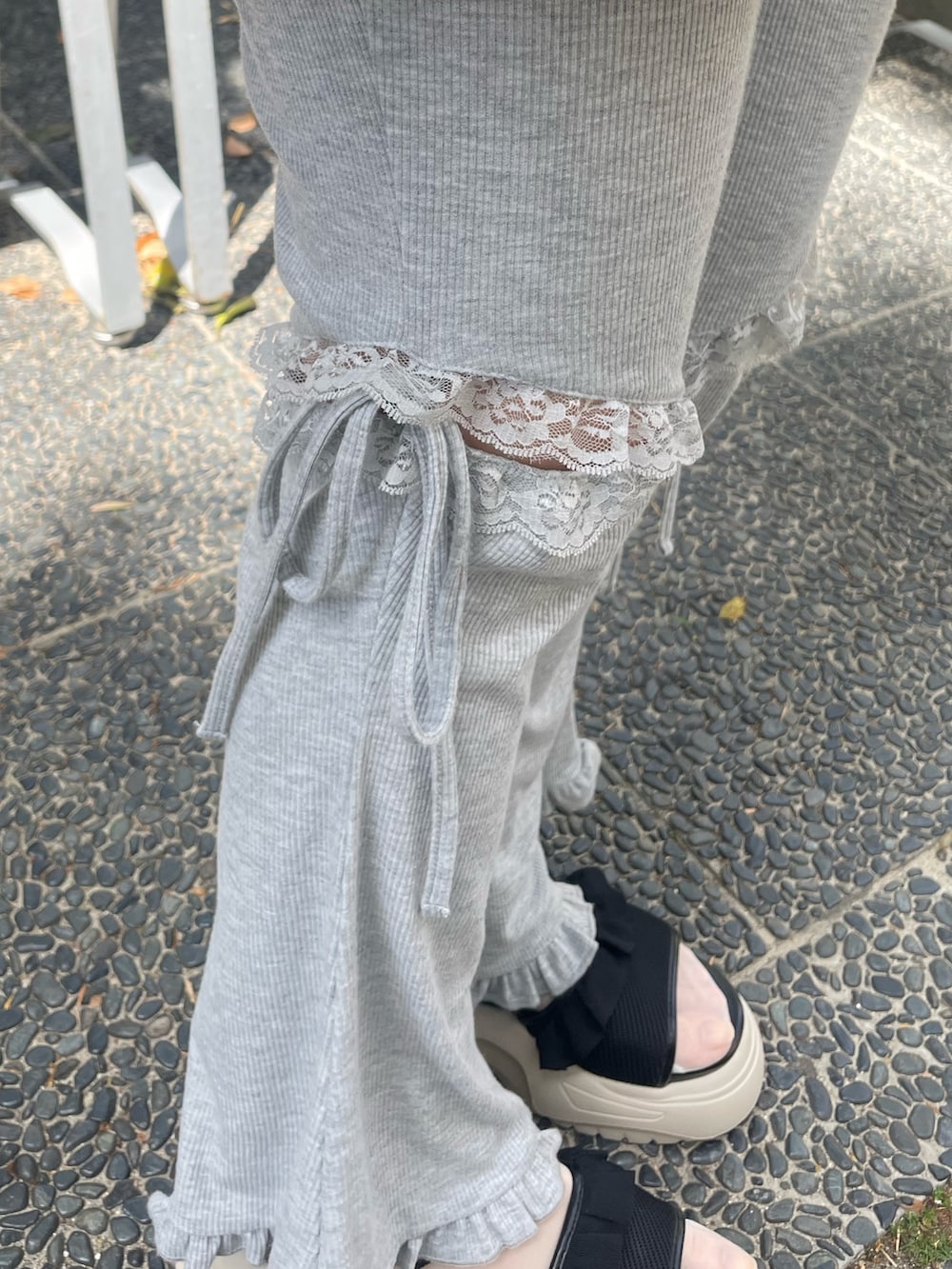 グレー系のスウェットパンツ、ホワイト系のTシャツ/カットソー、グレー系のスカートを着用したレディースの春コーディネートの7枚目の写真