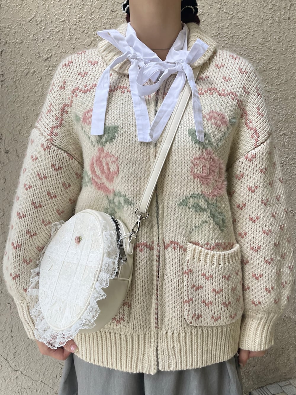 ホワイト系のシャツ/ブラウス、グレー系のスカート、ホワイト系のローファーを着用したレディースの秋コーディネートの7枚目の写真