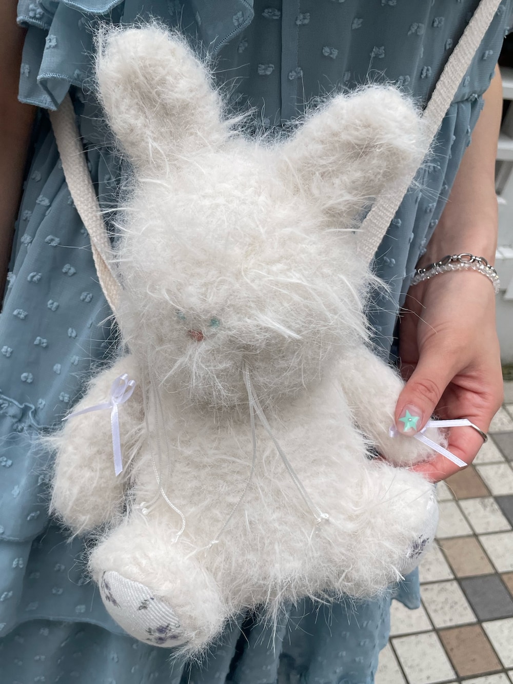 ホワイト系のTシャツ/カットソー、ブルー系のワンピース、ホワイト系のショルダーバッグを着用したレディースの夏コーディネートの7枚目の写真
