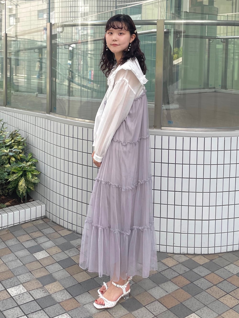 パープル系のワンピース、ホワイト系のシャツ/ブラウス、ホワイト系のパンプスを着用したレディースの夏コーディネートの2枚目の写真