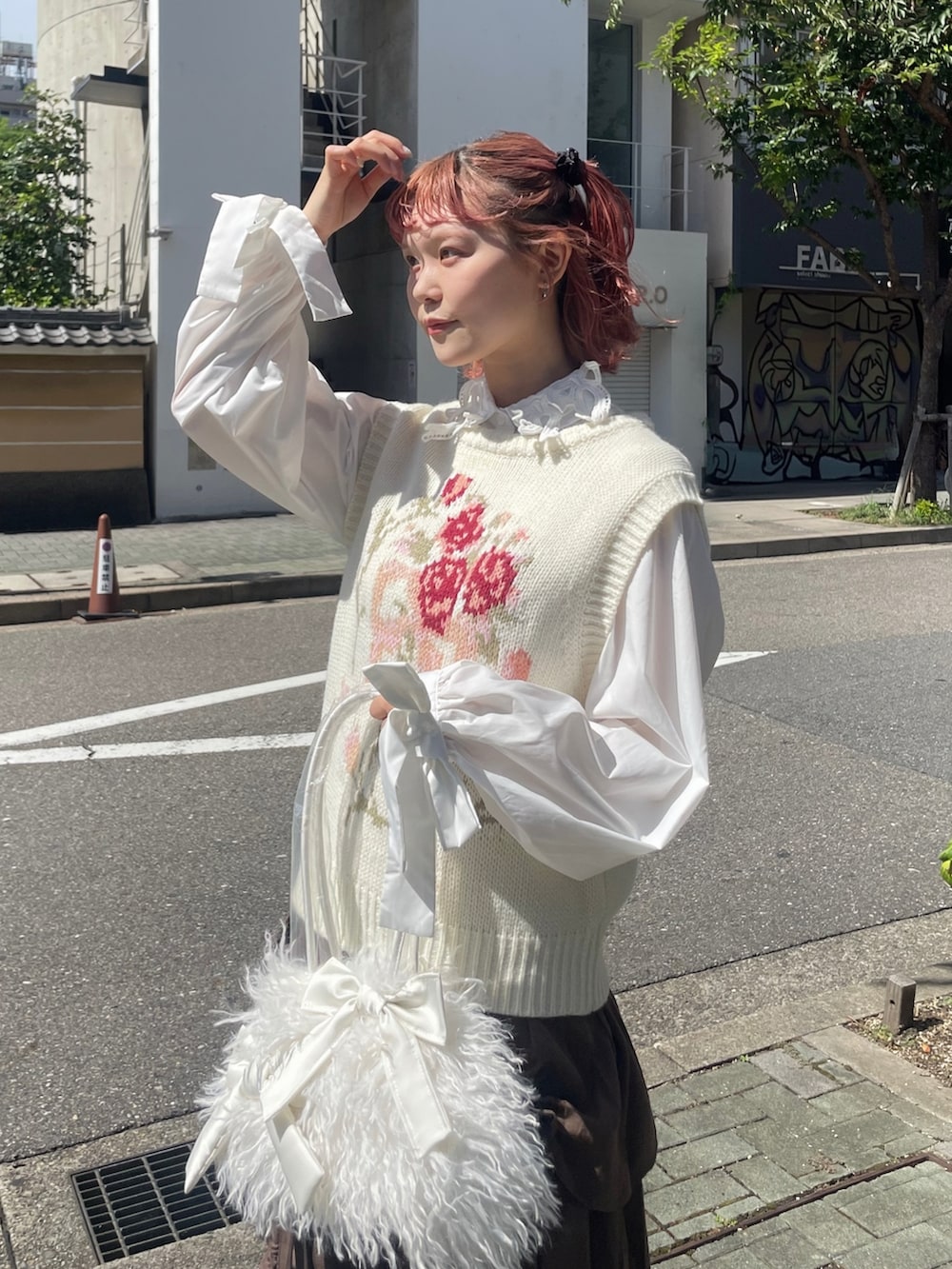 ホワイト系のボストンバッグ、ホワイト系のベスト、ホワイト系のシャツ/ブラウスを着用したレディースの秋コーディネートの5枚目の写真