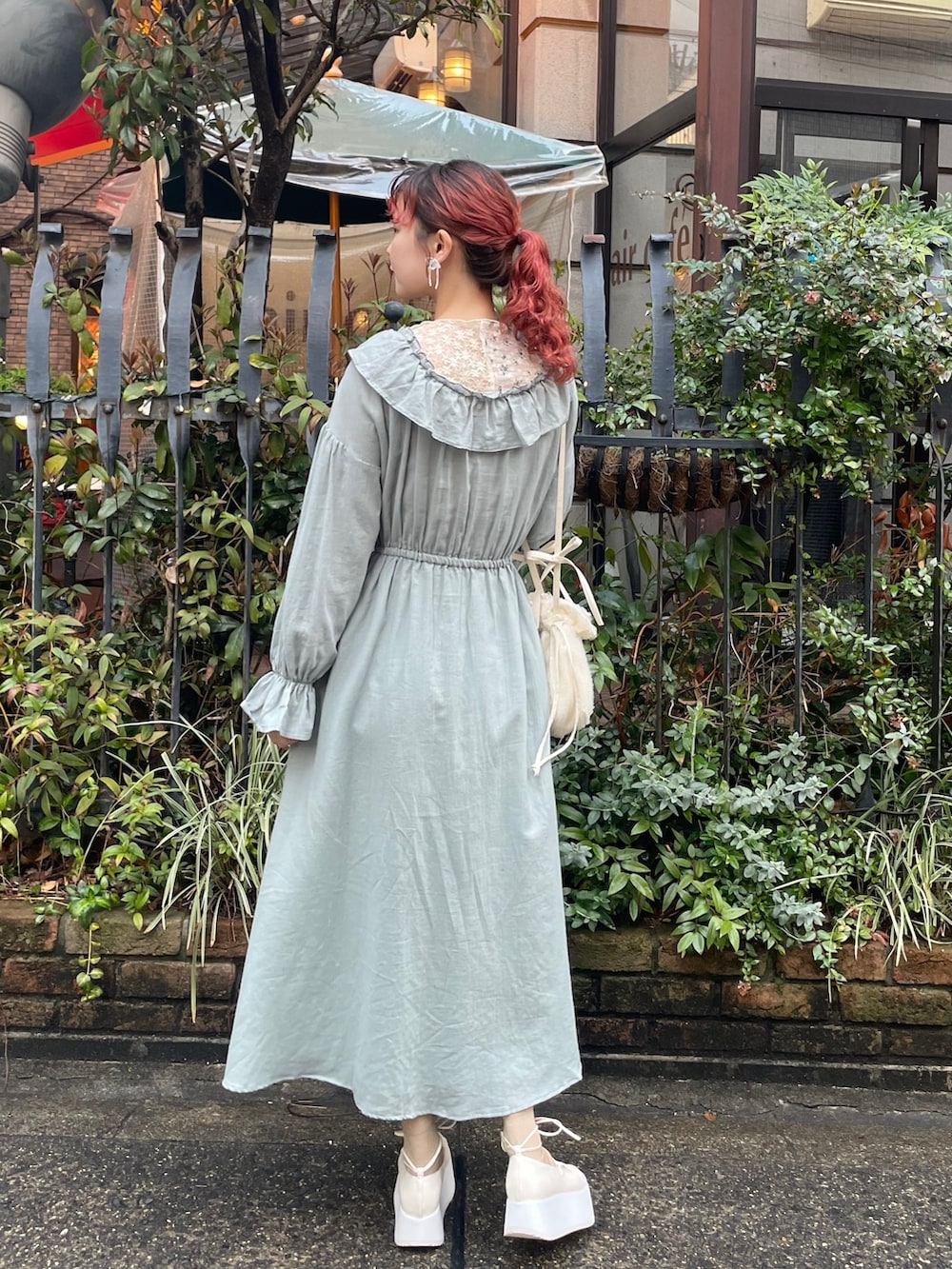 ホワイト系のバレエシューズ、ホワイト系のショルダーバッグ、ホワイト系のTシャツ/カットソーを着用したレディースの春コーディネートの3枚目の写真