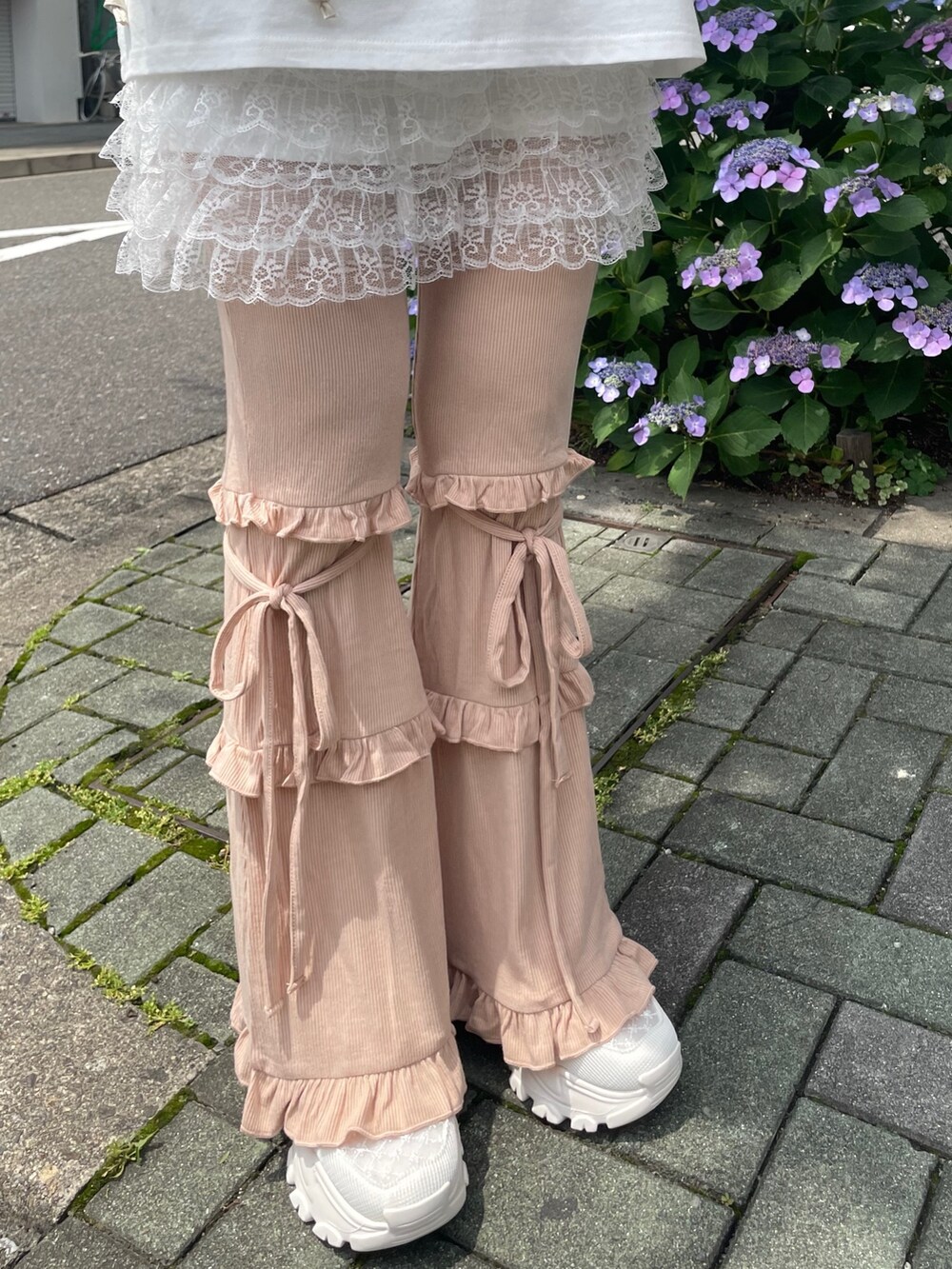 ホワイト系のスカート、ピンク系のその他パンツ、ホワイト系のスニーカーを着用したレディースの春コーディネートの5枚目の写真