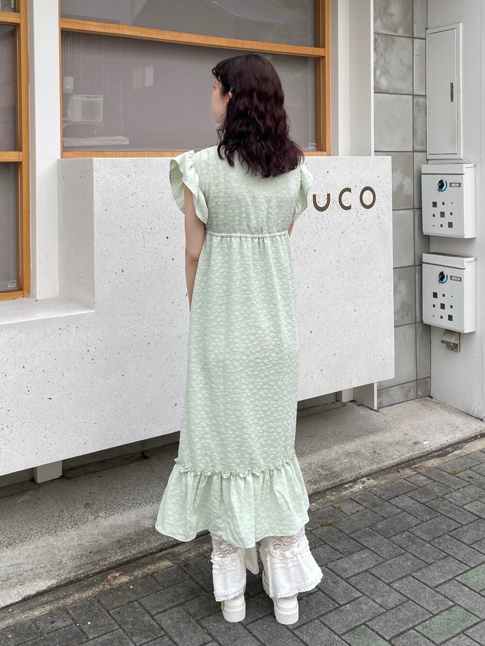 グリーン系のワンピース、ブルー系のキャミソール、ホワイト系のカーディガン/ボレロを着用したレディースの夏コーディネートの4枚目の写真