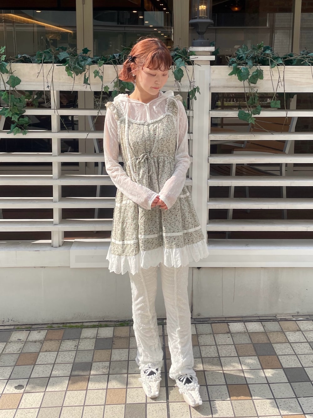 ホワイト系のその他パンツ、グレー系のテーラードジャケット、ホワイト系のTシャツ/カットソーを着用したレディースの冬コーディネートの7枚目の写真