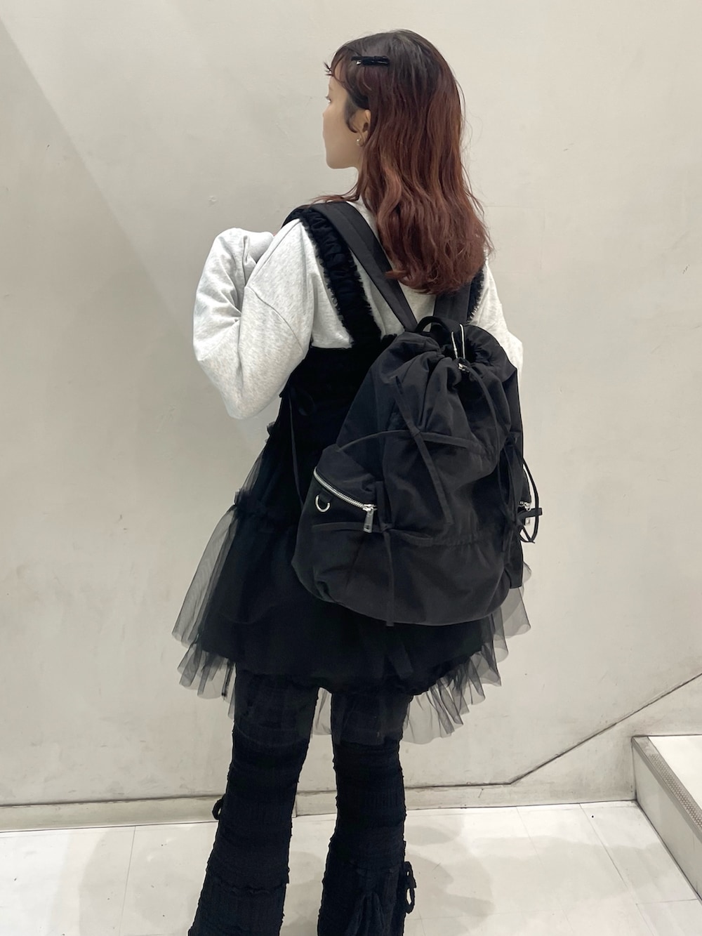 グレー系のスウェット、ブラック系のスニーカー、ブラック系のその他パンツを着用したレディースの冬コーディネートの5枚目の写真