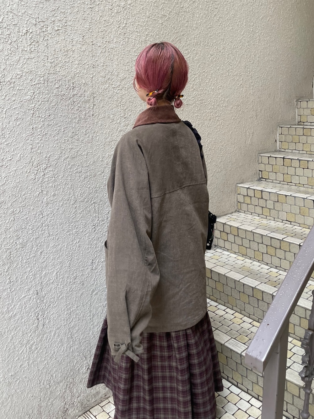 ブラック系のサンダル、ブラウン系のワンピース、ブラウン系のブルゾンを着用したレディースの秋コーディネートの6枚目の写真