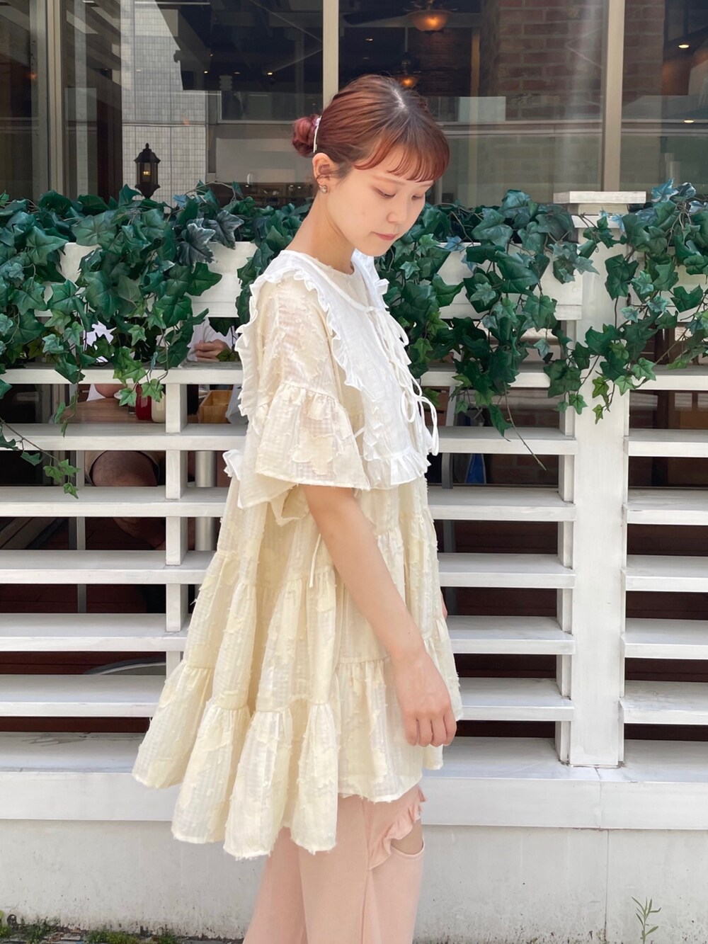 ホワイト系のワンピース、ピンク系のサンダル、ピンク系のその他パンツを着用したレディースの春コーディネートの5枚目の写真