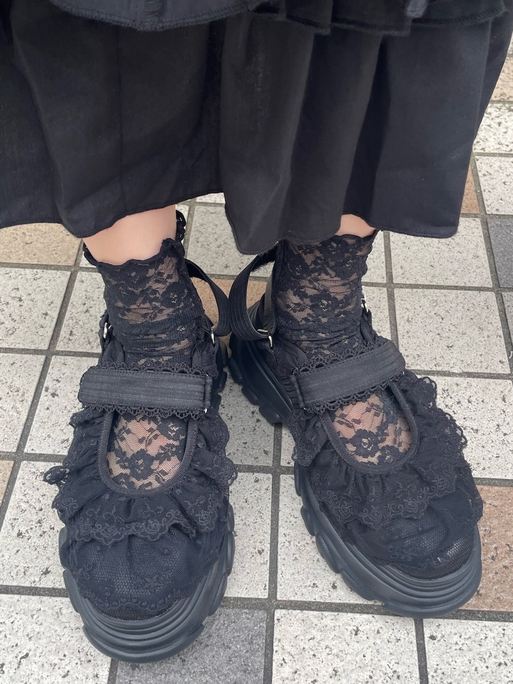 ブラック系のワンピース、ブラック系のサンダル、ホワイト系のシャツ/ブラウスを着用したレディースの夏コーディネートの8枚目の写真