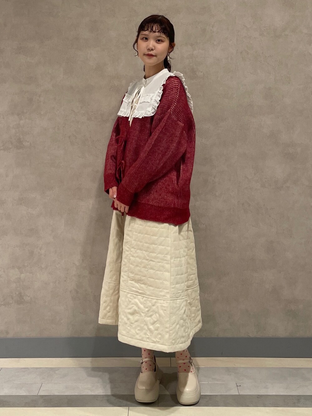 ホワイト系のシャツ/ブラウス、レッド系のカーディガン/ボレロ、ホワイト系のワンピースを着用したレディースの秋コーディネートの3枚目の写真