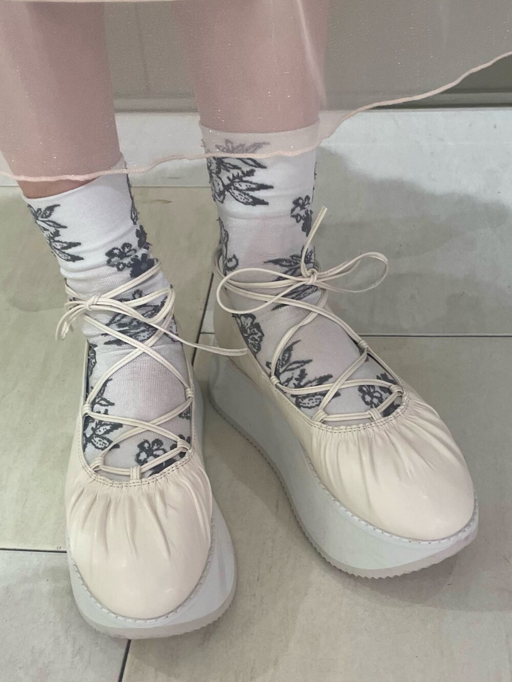 ホワイト系のバレエシューズ、ホワイト系のTシャツ/カットソー、ホワイト系のカーディガン/ボレロを着用したレディースの春コーディネートの8枚目の写真