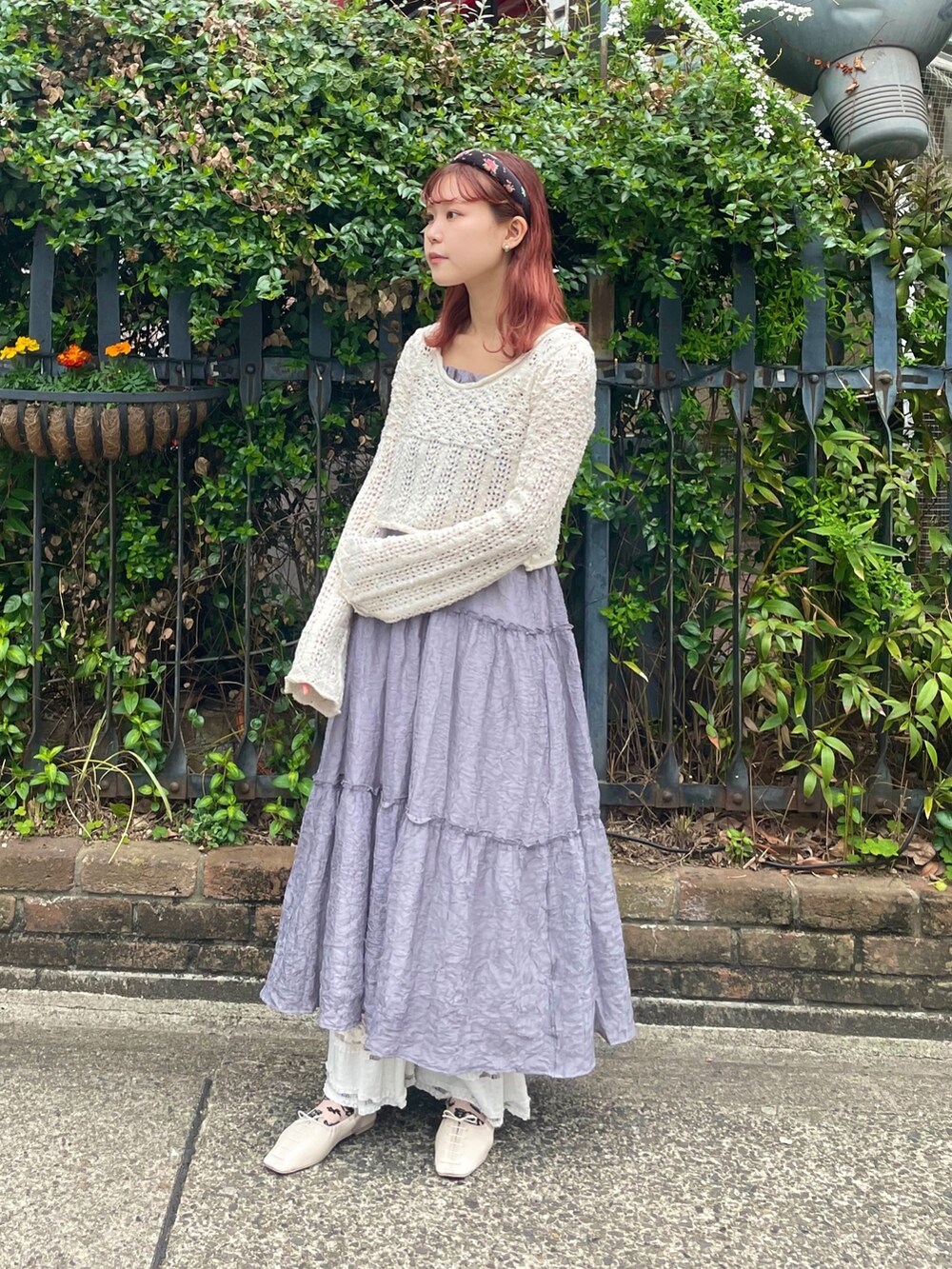 ホワイト系のニット/セーター、グレー系のワンピース、ホワイト系のスラックスを着用したレディースの春コーディネートの3枚目の写真