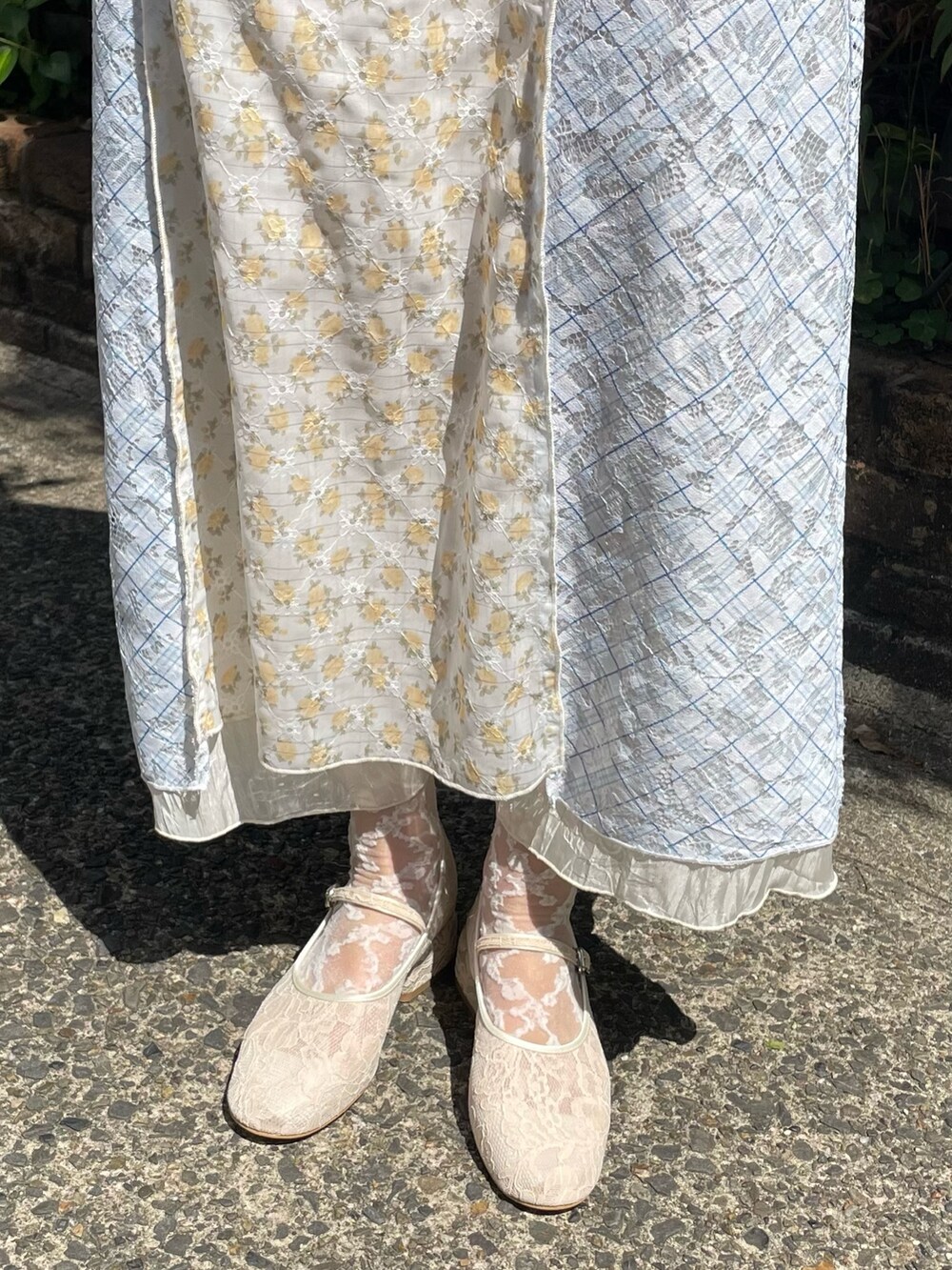 ホワイト系のパンプス、ベージュ系のTシャツ/カットソー、ホワイト系のカーディガン/ボレロを着用したレディースの春コーディネートの6枚目の写真