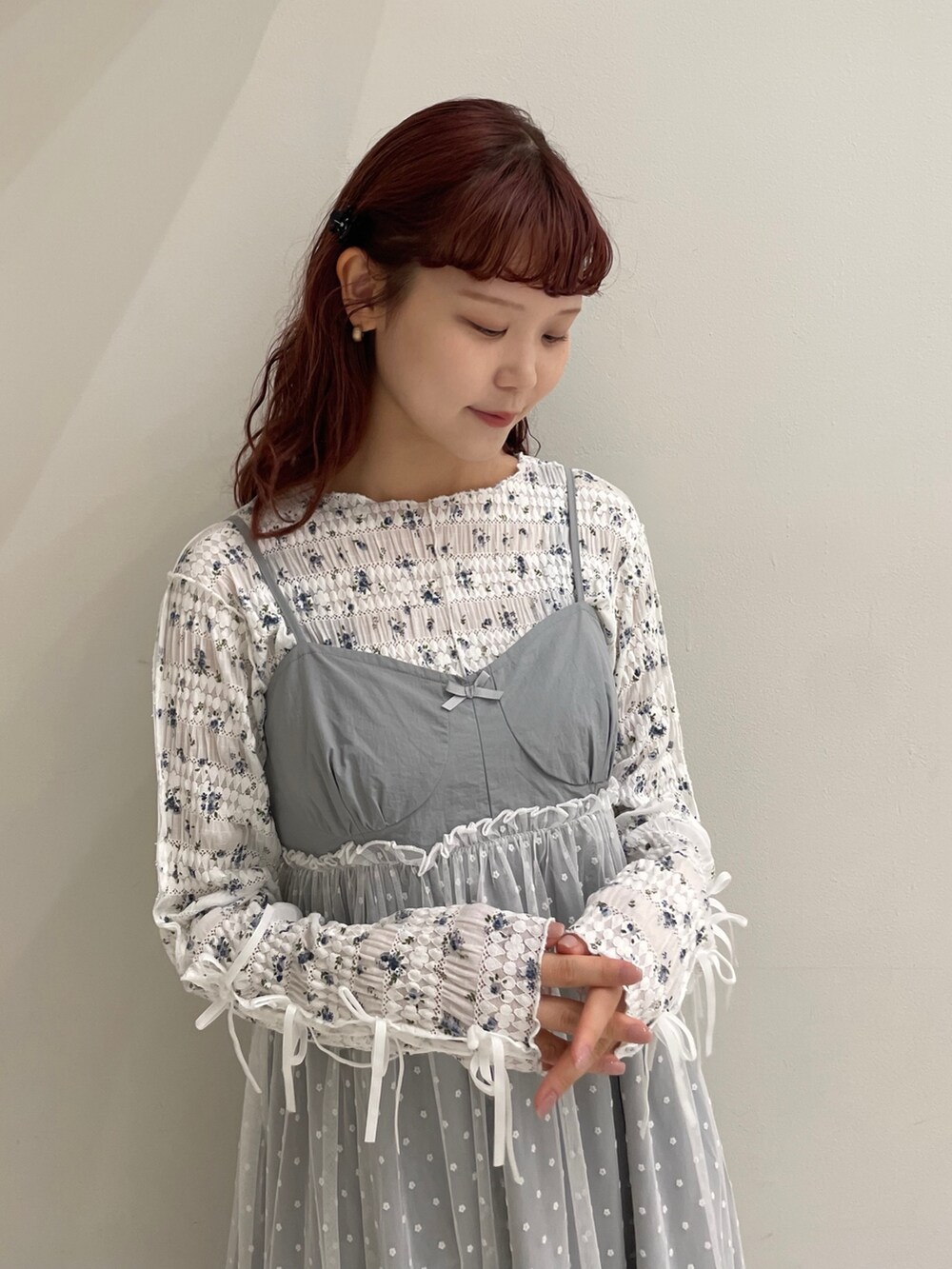 グレー系のワンピース、ホワイト系のTシャツ/カットソー、ブラック系のバレエシューズを着用したレディースの秋コーディネートの4枚目の写真