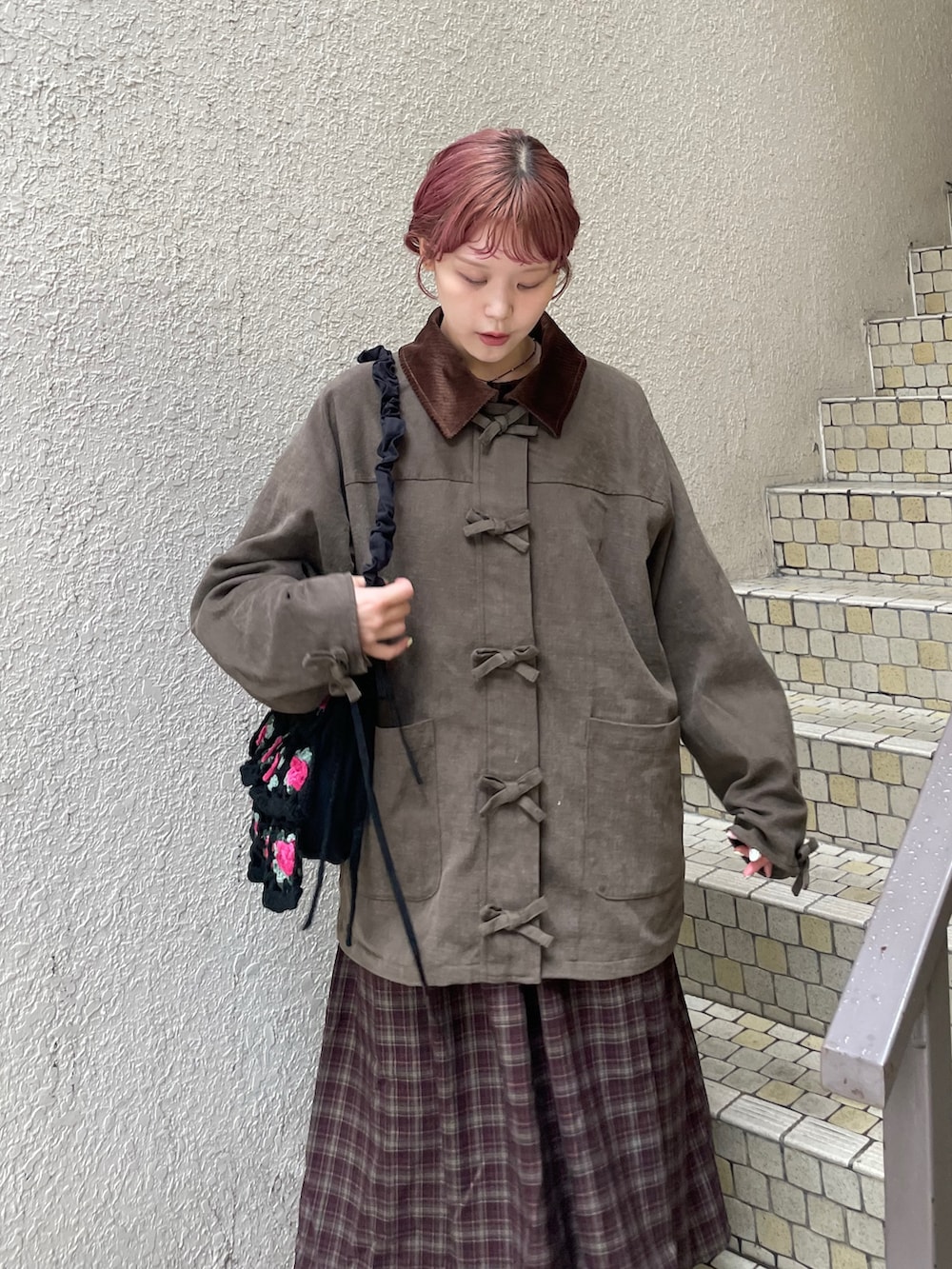 ブラック系のサンダル、ブラウン系のワンピース、ブラウン系のブルゾンを着用したレディースの秋コーディネートの5枚目の写真