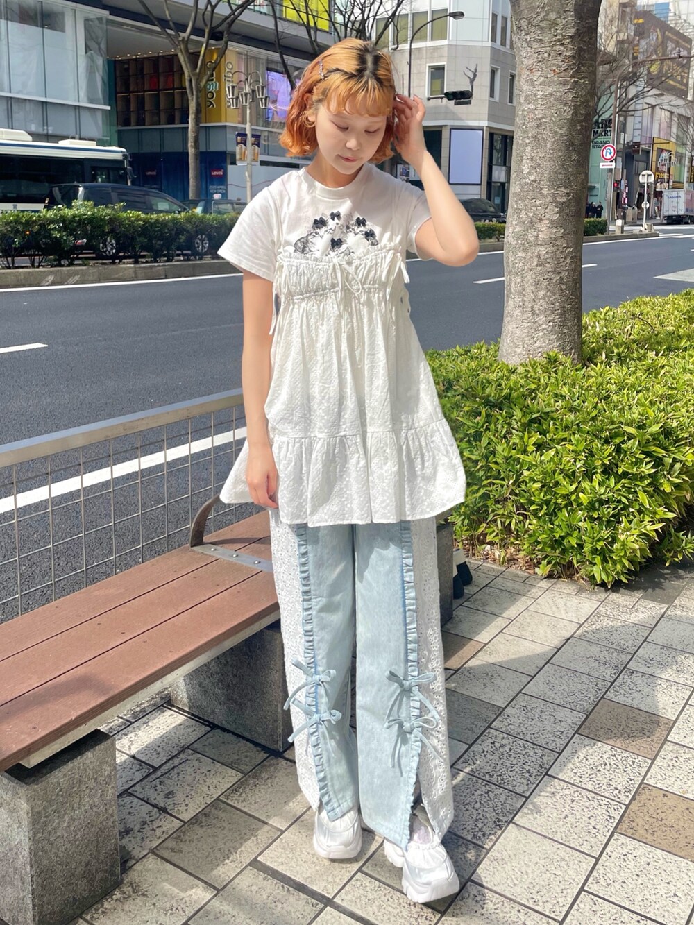 ホワイト系のキャミソール、グレー系のジャージ、ホワイト系のスニーカーを着用したレディースの春コーディネートの7枚目の写真