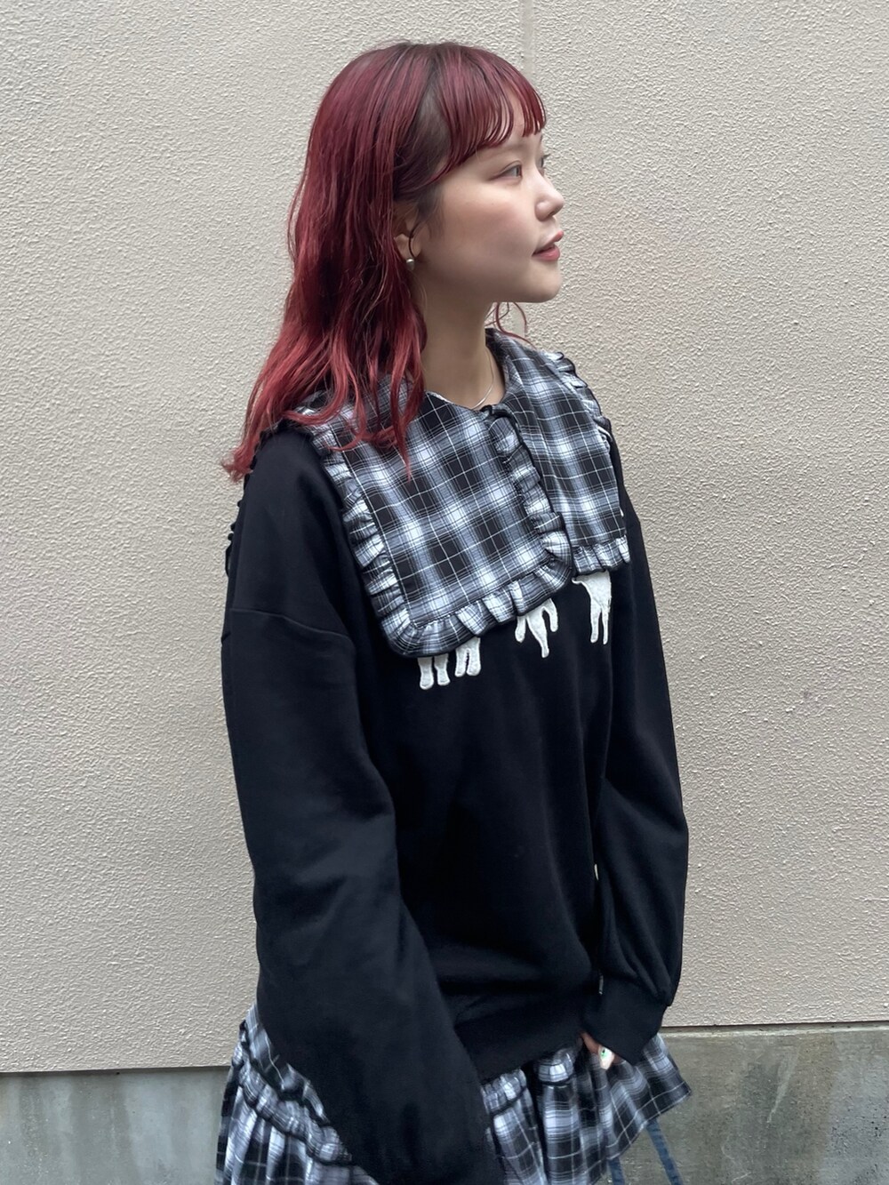 ホワイト系のショルダーバッグ、ブラック系のワンピース、ブラック系のスウェットを着用したレディースの秋コーディネートの5枚目の写真