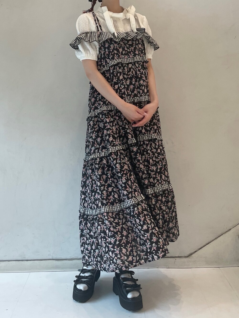 ブラック系のワンピース、ホワイト系のシャツ/ブラウス、ホワイト系のショルダーバッグを着用したレディースの夏コーディネートの4枚目の写真