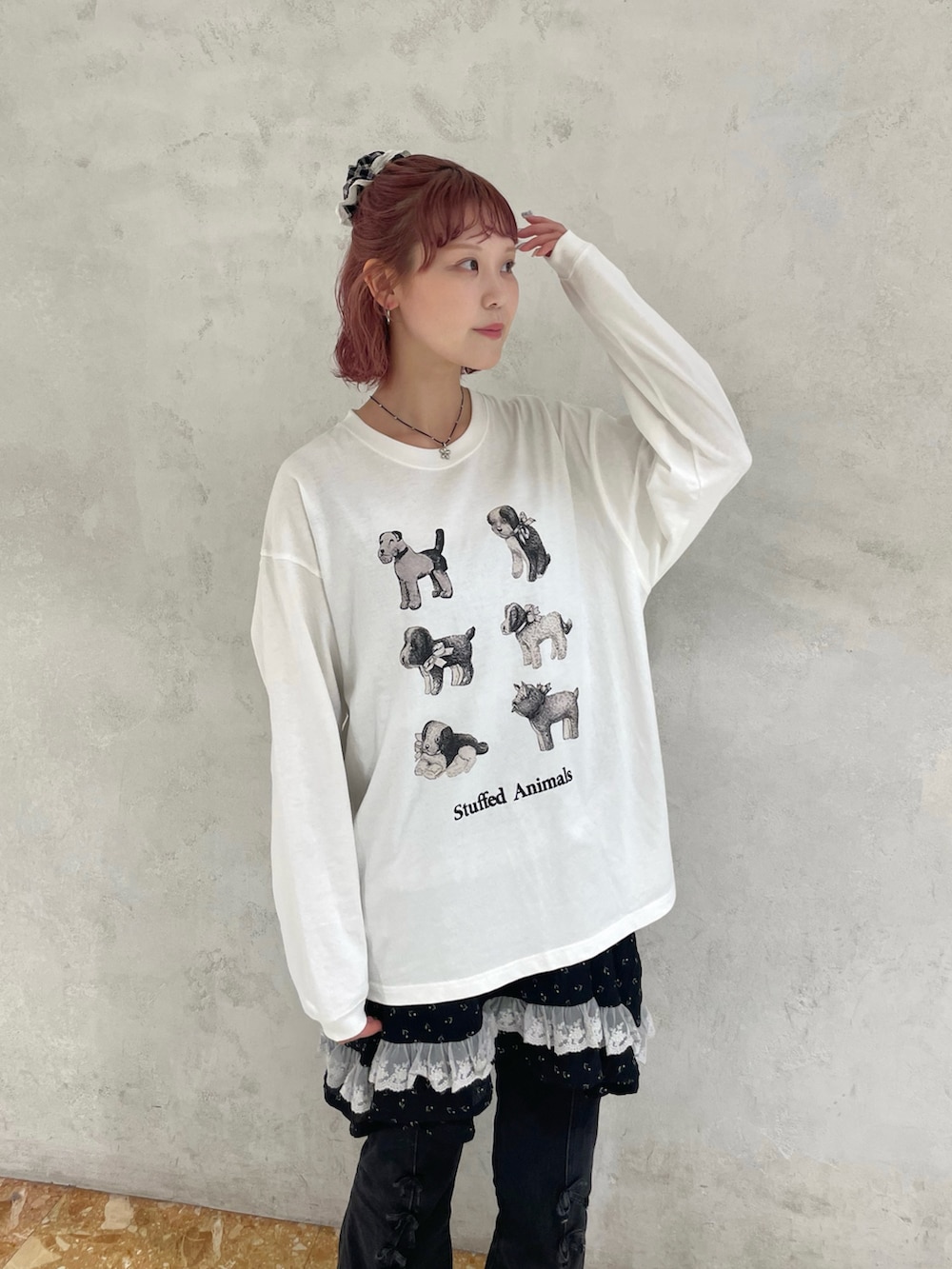 ホワイト系のTシャツ/カットソー、ブラック系のチュニック、ブラック系のデニムパンツを着用したレディースの夏コーディネートの5枚目の写真