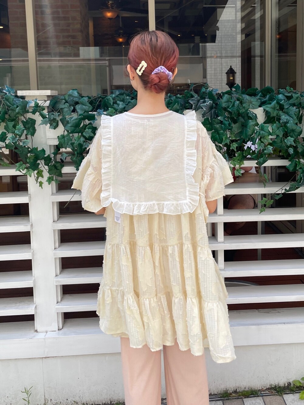 ホワイト系のワンピース、ピンク系のサンダル、ピンク系のその他パンツを着用したレディースの春コーディネートの6枚目の写真