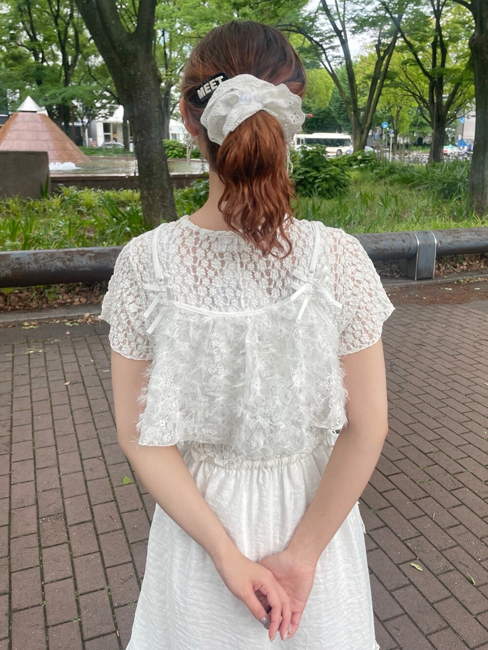 ホワイト系のワンピース、ホワイト系のキャミソール、ゴールド系のバレエシューズを着用したレディースの春コーディネートの4枚目の写真