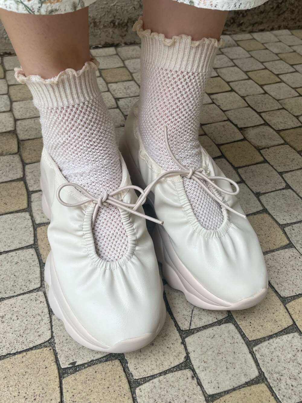 イエロー系のワンピース、ホワイト系のスニーカーを着用したレディースの夏コーディネートの7枚目の写真