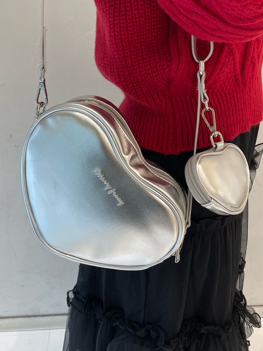 ブラック系のスカート、ホワイト系のシャツ/ブラウス、レッド系のニット/セーターを着用したレディースの冬コーディネートの8枚目の写真