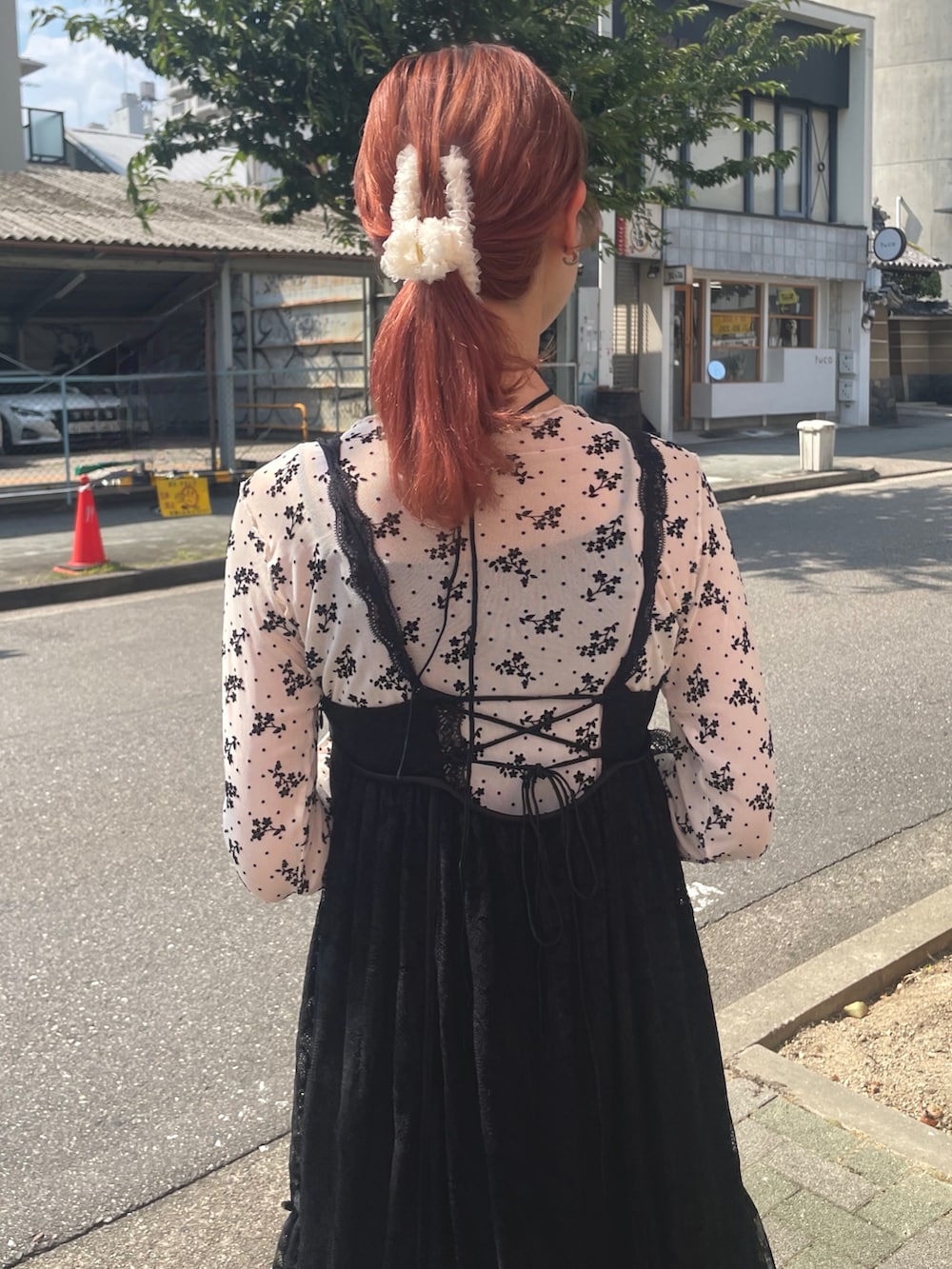 ブラック系のワンピース、ホワイト系のTシャツ/カットソー、ブラック系のローファーを着用したレディースの夏コーディネートの4枚目の写真