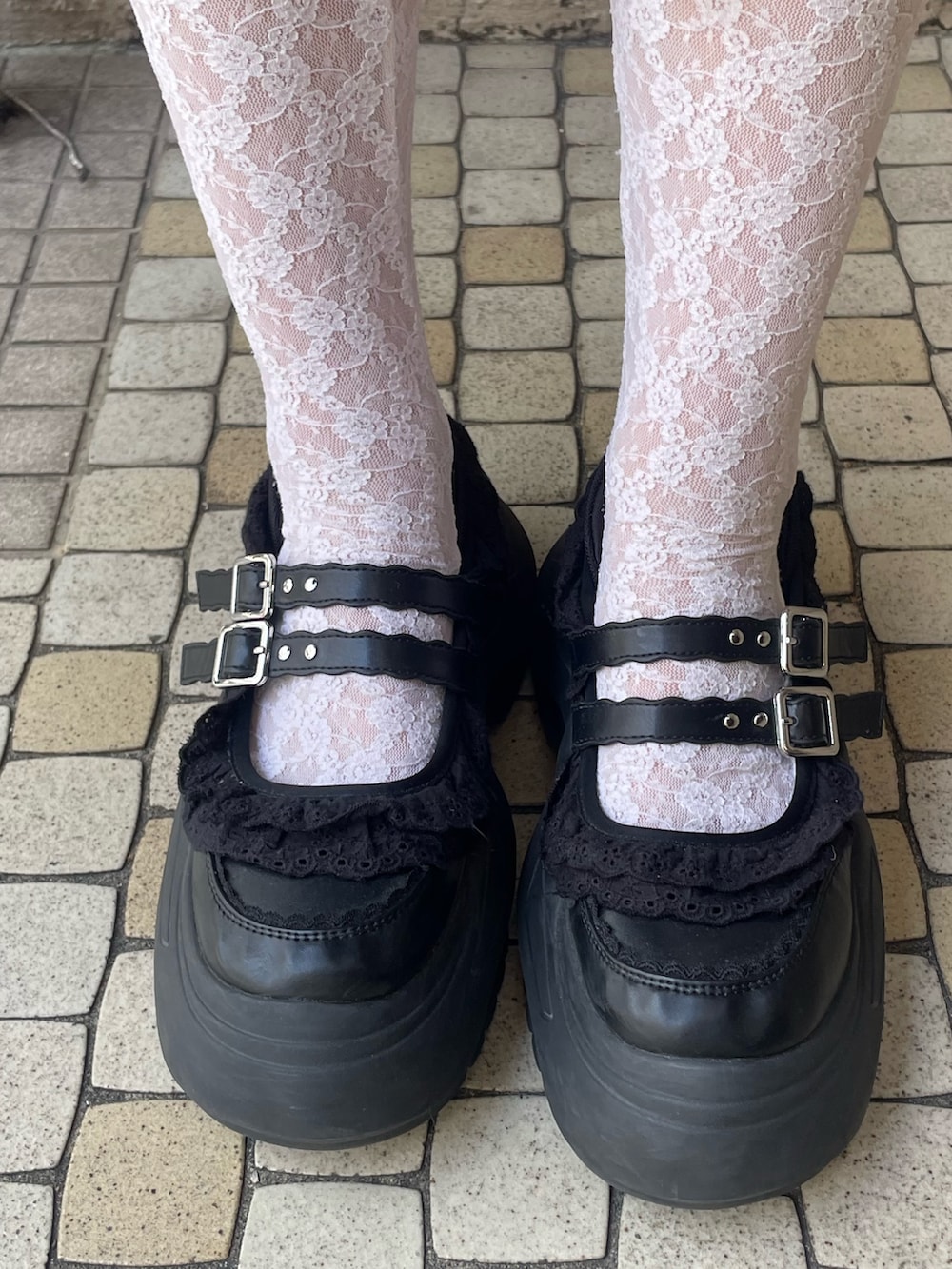 ブラウン系のハンドバッグ、ブラウン系のワンピース、ブラック系のスニーカーを着用したレディースの夏コーディネートの7枚目の写真
