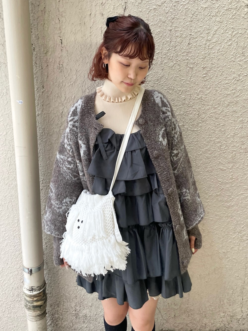 ブラック系のローファー、ホワイト系のショルダーバッグ、グレー系のワンピースを着用したレディースの秋コーディネートの5枚目の写真