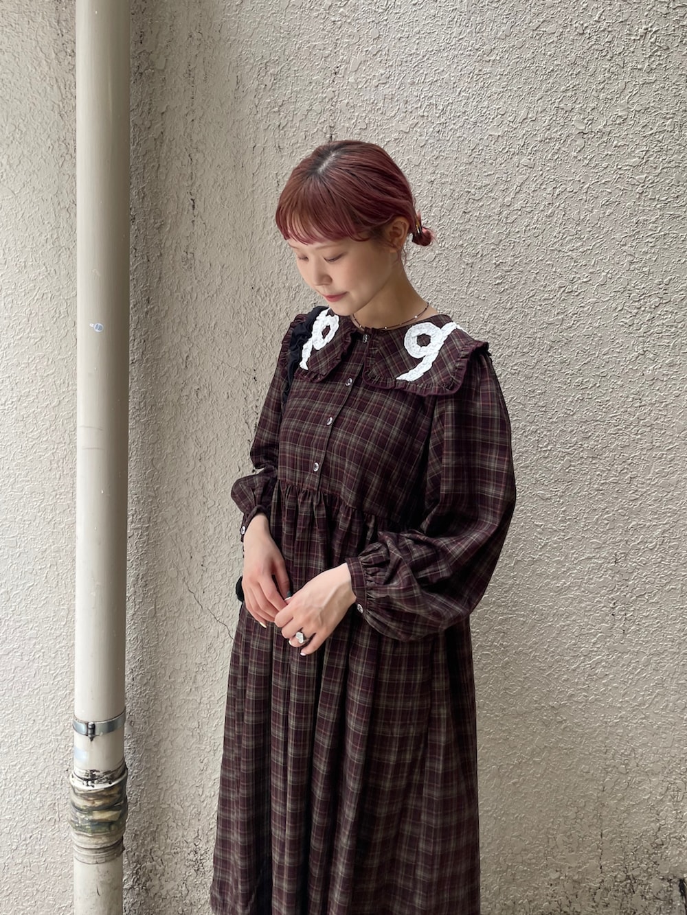 ブラック系のサンダル、ブラウン系のワンピース、ブラウン系のブルゾンを着用したレディースの秋コーディネートの9枚目の写真