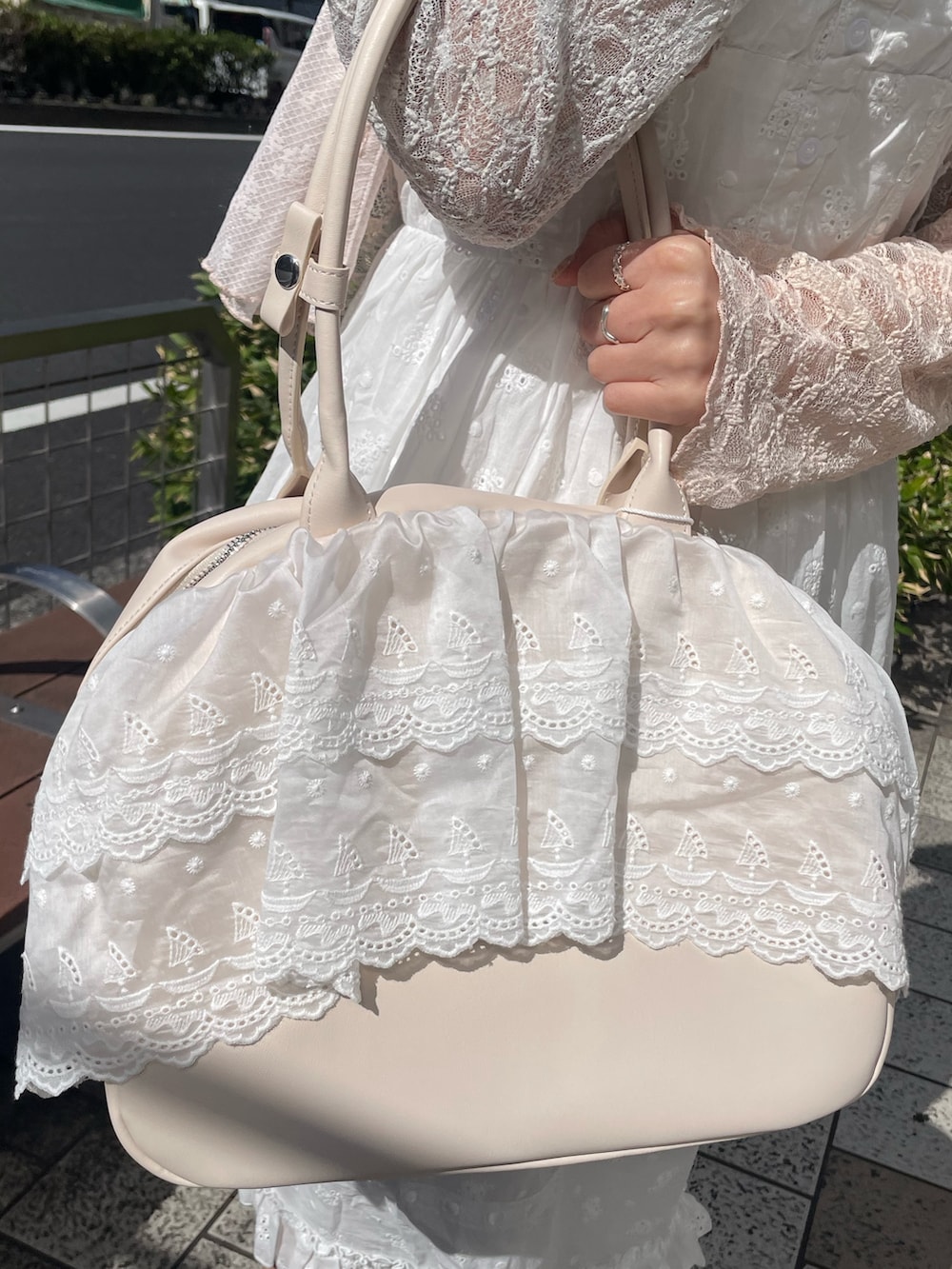 ホワイト系のキャミソール、ブルー系のシャツ/ブラウス、ホワイト系のスニーカーを着用したレディースの春コーディネートの7枚目の写真