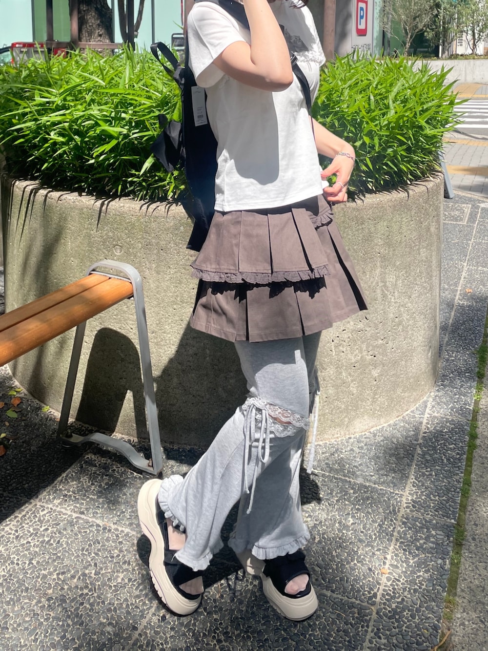 グレー系のスウェットパンツ、ホワイト系のTシャツ/カットソー、グレー系のスカートを着用したレディースの春コーディネートの2枚目の写真