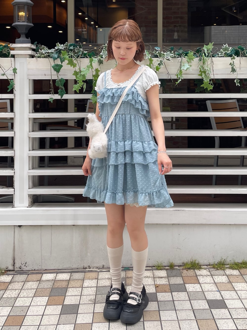 ホワイト系のTシャツ/カットソー、ブルー系のワンピース、ホワイト系のショルダーバッグを着用したレディースの夏コーディネートの3枚目の写真