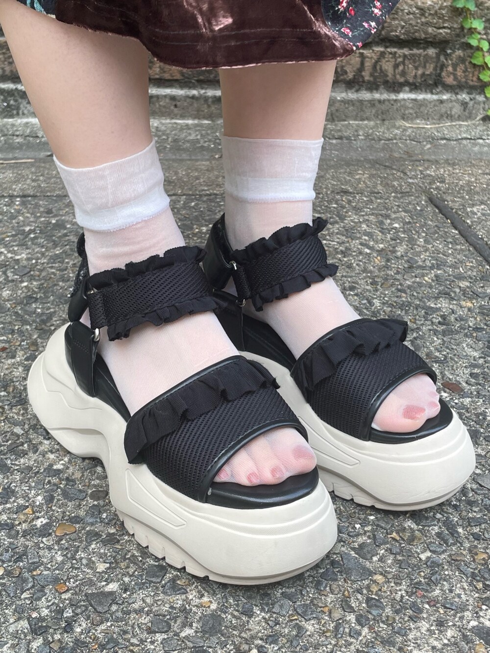 ブラック系のワンピース、グレー系のTシャツ/カットソー、ブラック系のサンダルを着用したレディースの夏コーディネートの6枚目の写真